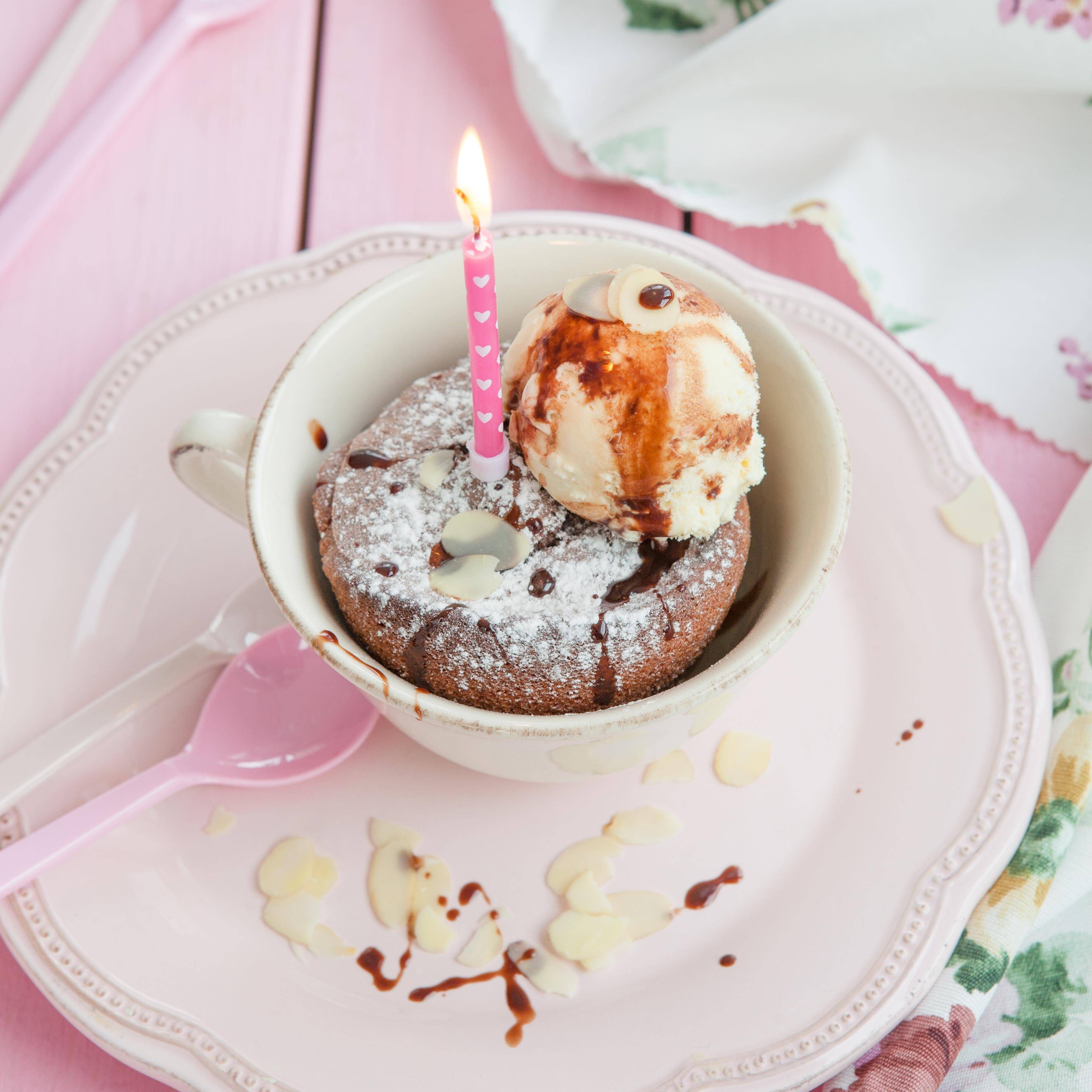 In drei Minuten gemacht: Der Apfelkuchen aus der Mikrowelle – serviert in einer Tasse!