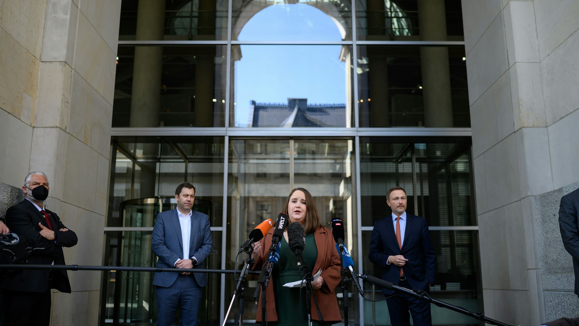 Die Vorsitzenden der Ampel-Parteien, Lars Klingbeil (SPD), Ricarda Lang (Grüne) und Christian Lindner (FDP) äußern sich vor dem Reichstagsgebäude zum geplanten Entlastungspaket als Reaktion auf die gestiegenen Energiepreise.