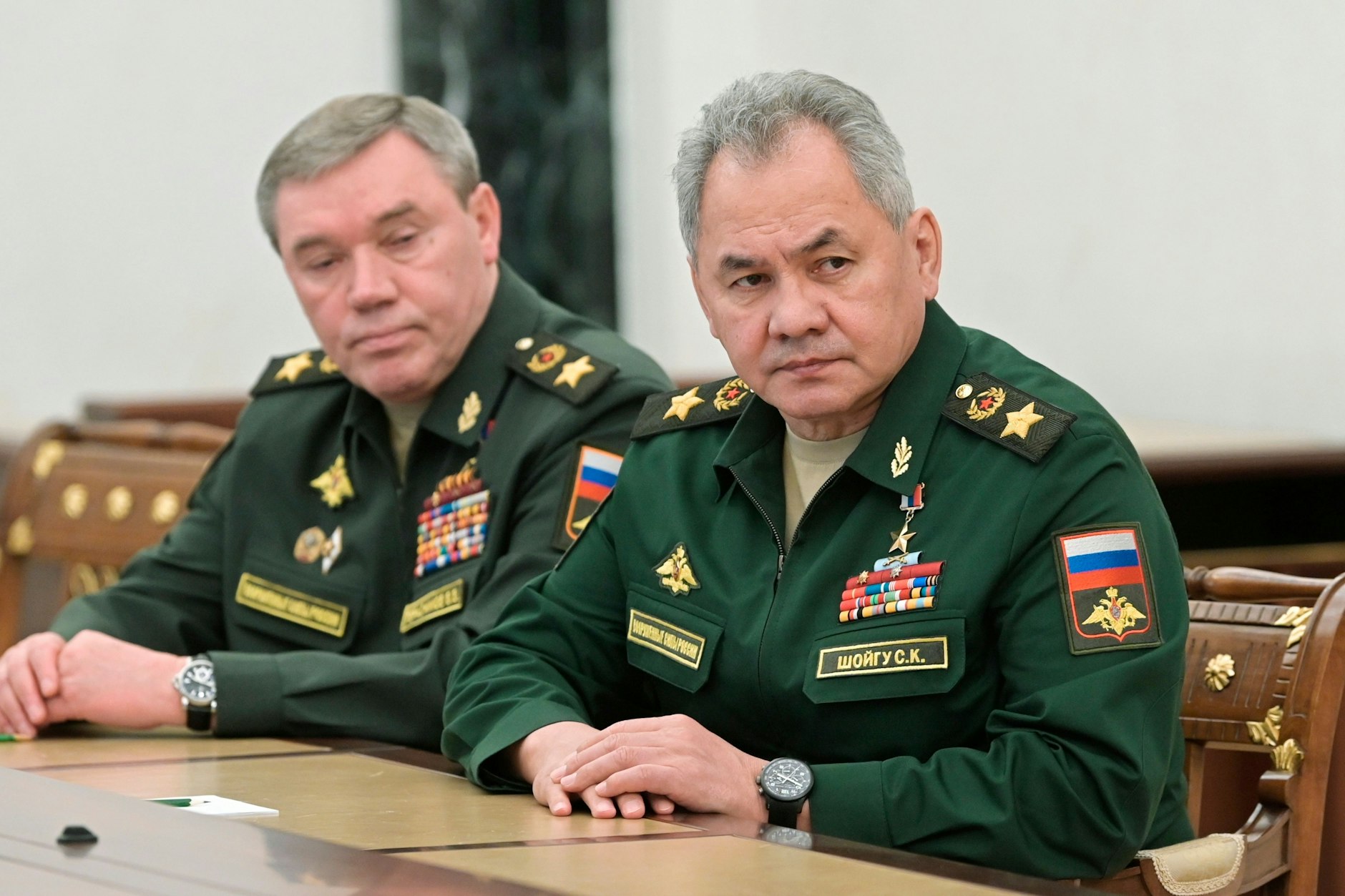 Der russische Verteidigungsminister Sergej Shoigu (r.) mit dem obersten Befehlshaber der russischen Streitkräfte Valery Gerasimov Ende Februar im Kreml.
