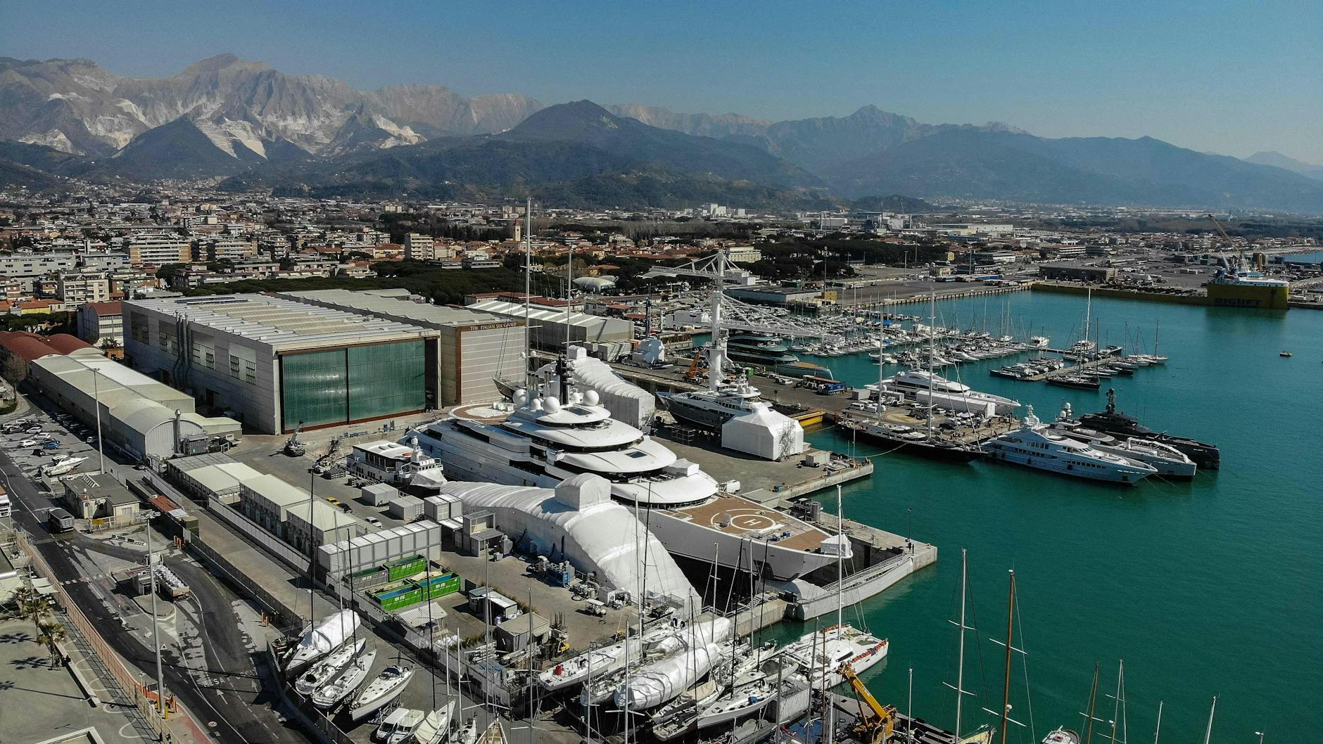 Die Mega-Jacht liegt zu Wartungszwecken in einer Werft in Carrara (Italien).