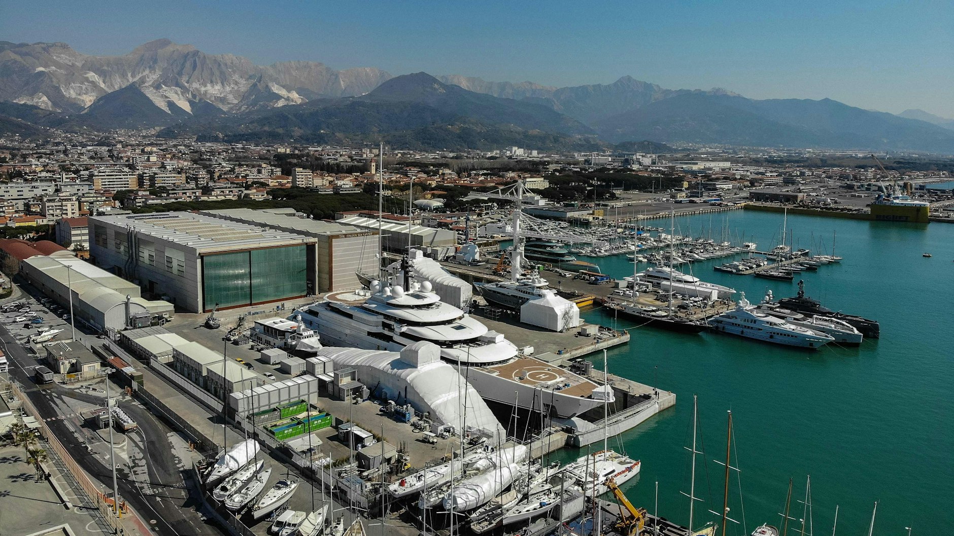 Die Mega-Jacht liegt zu Wartungszwecken in einer Werft in Carrara (Italien).