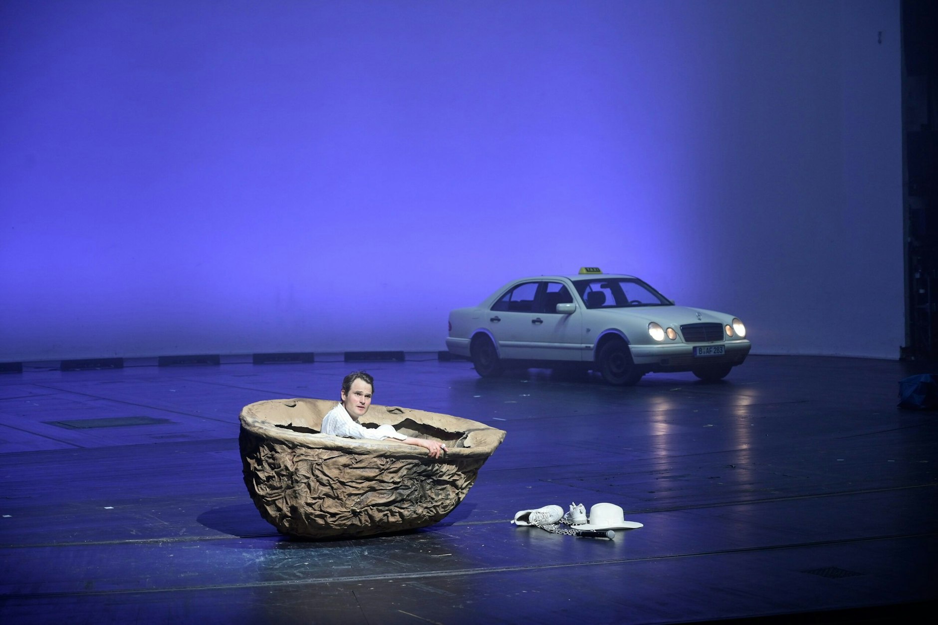 Die Rakete ist weg. Fabian Hinrichs bleibt in der Nussschale zurück und muss das Taxi nehmen.