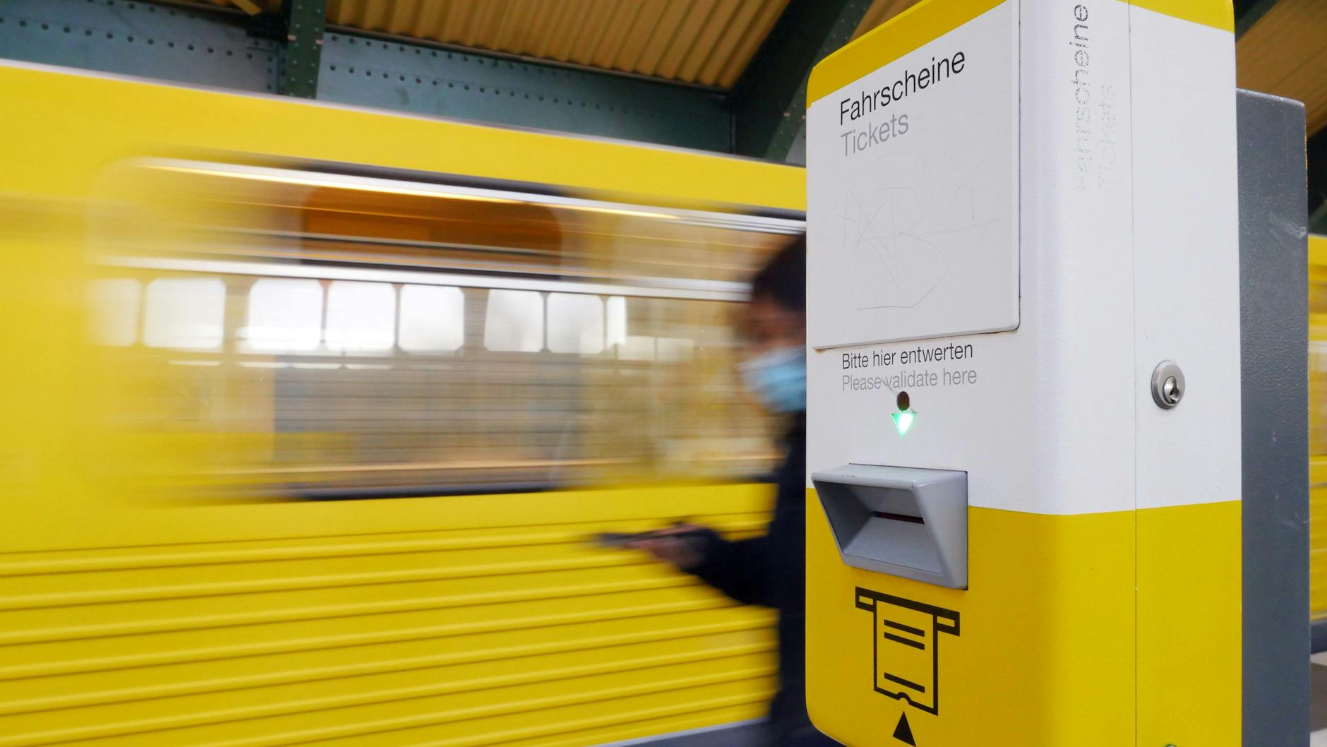Bitte stempeln! Ein Fahrscheinentwerter auf einem Berliner U-Bahnhof.