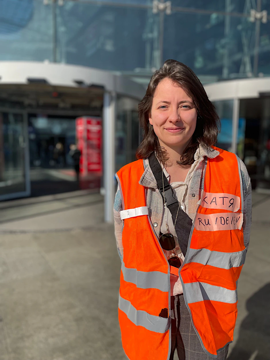 Ekaterina ist Russin, sie hilft Ukrainern am Hauptbahnhof. Seit zwei Wochen begrüßt die freiwillige Helferin Geflüchtete aus der Ukraine.