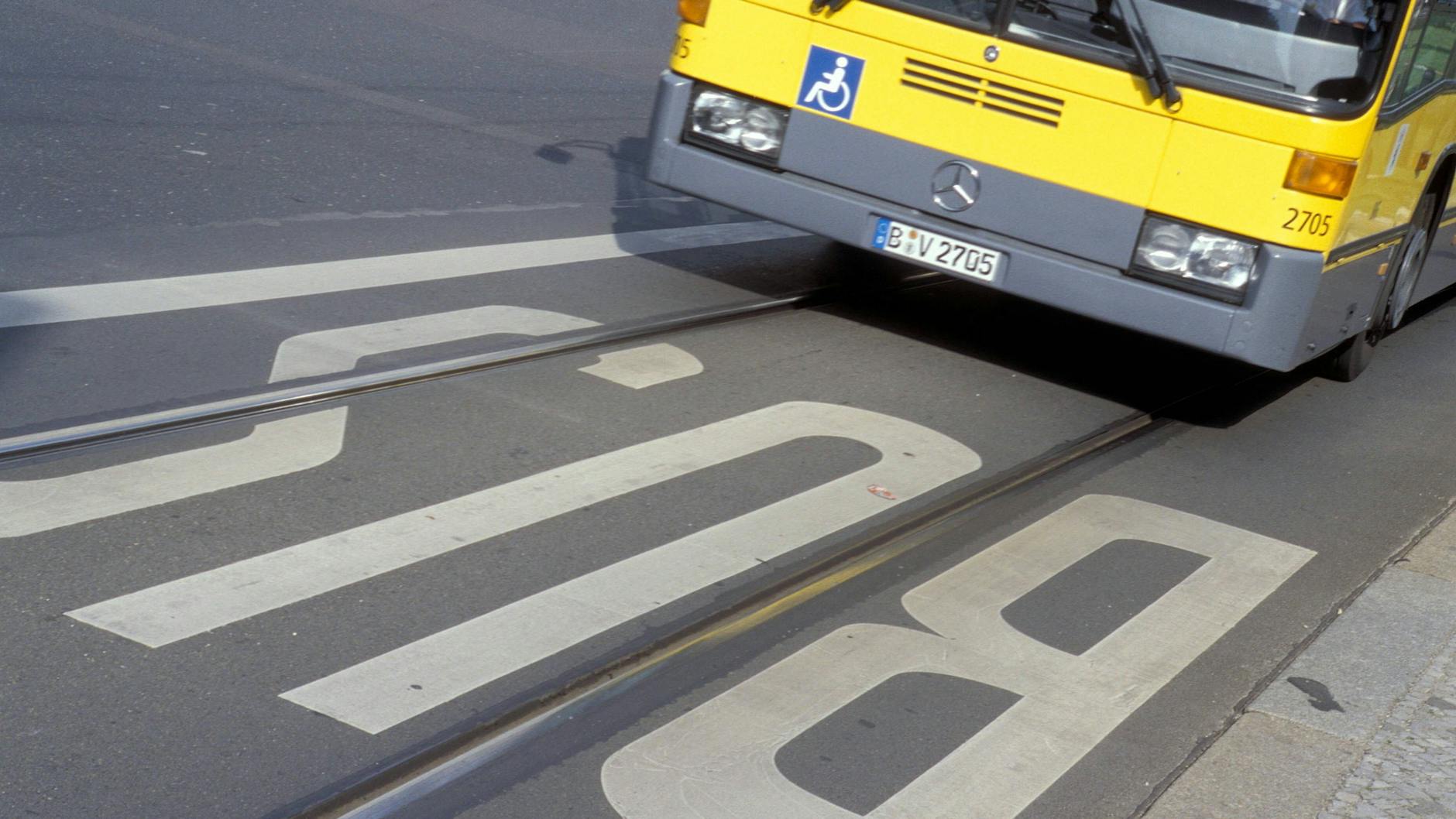Hier darf nur die BVG fahren. Etwas mehr als hundert Kilometer Busspuren gibt es in Berlin.