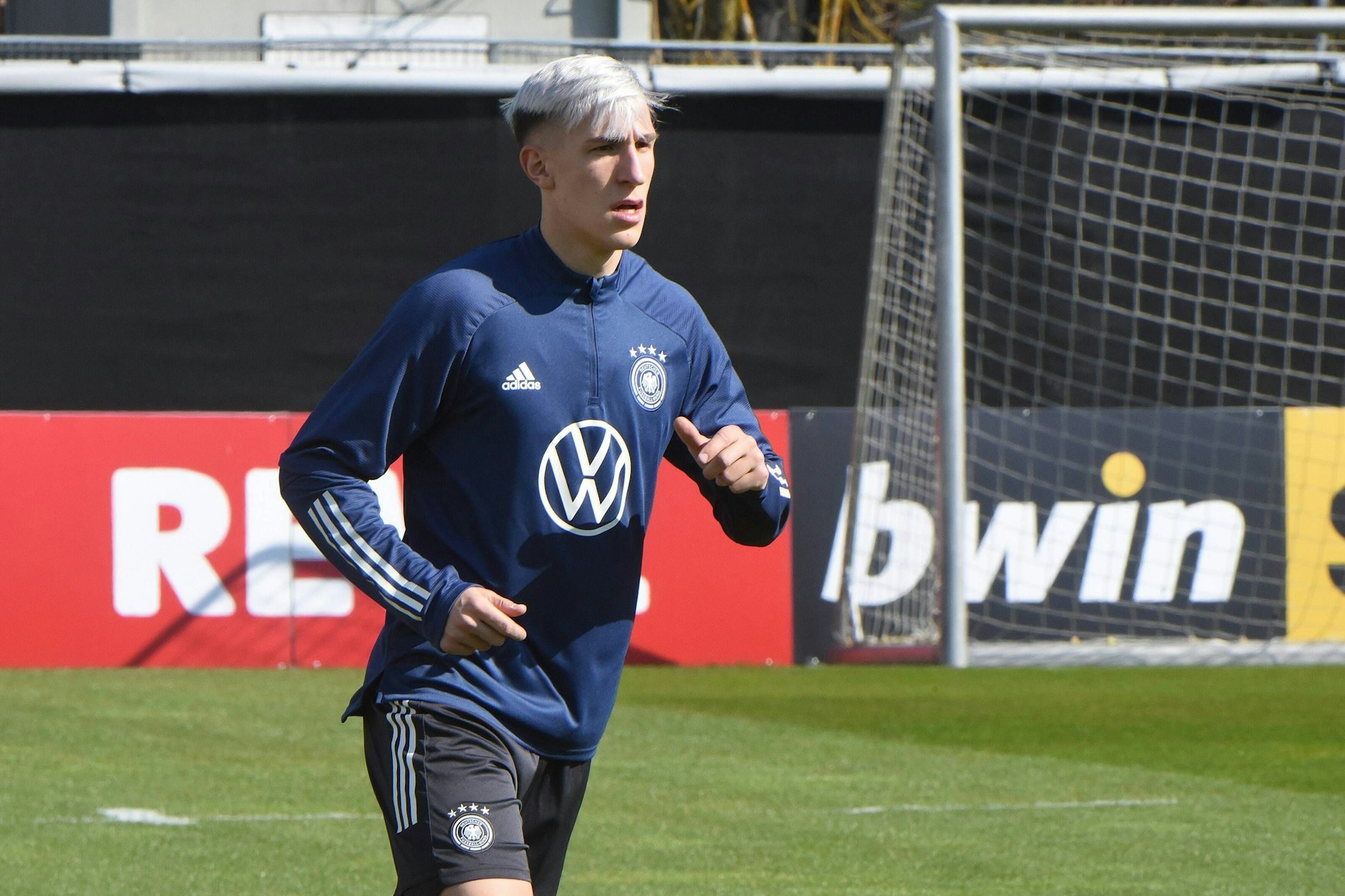 Im (Trainings-)Dress der besten Deutschen! Ex-Unioner Nico Schlotterbeck steht vor seinem Debüt bei Bundestrainer Hansi Flick.