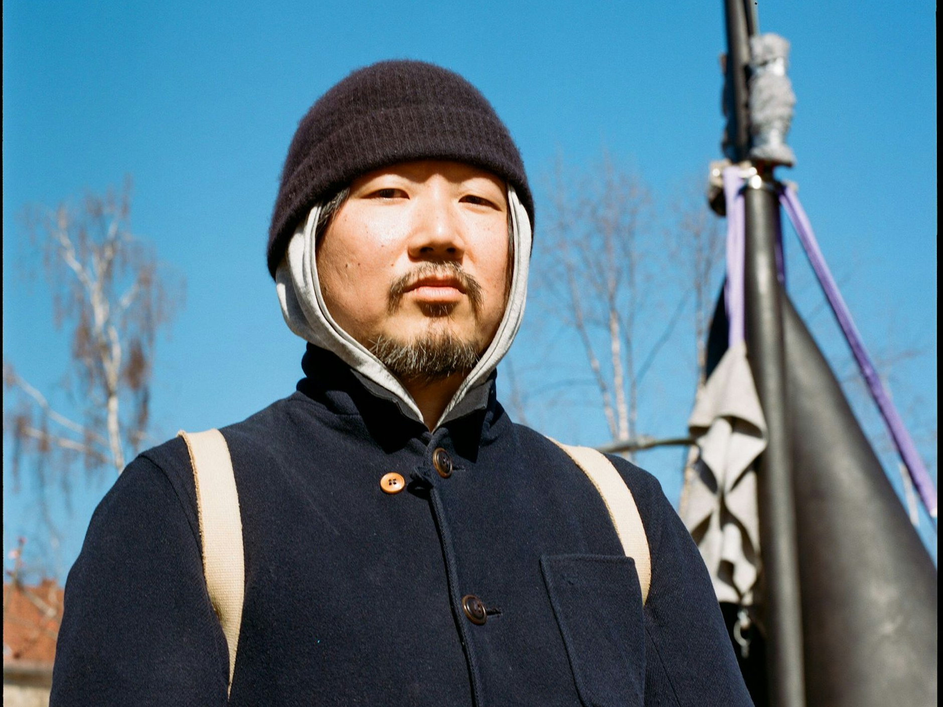 Der Künstler Kang Sunkoo vor seiner Plastik „Statue of Limitations“