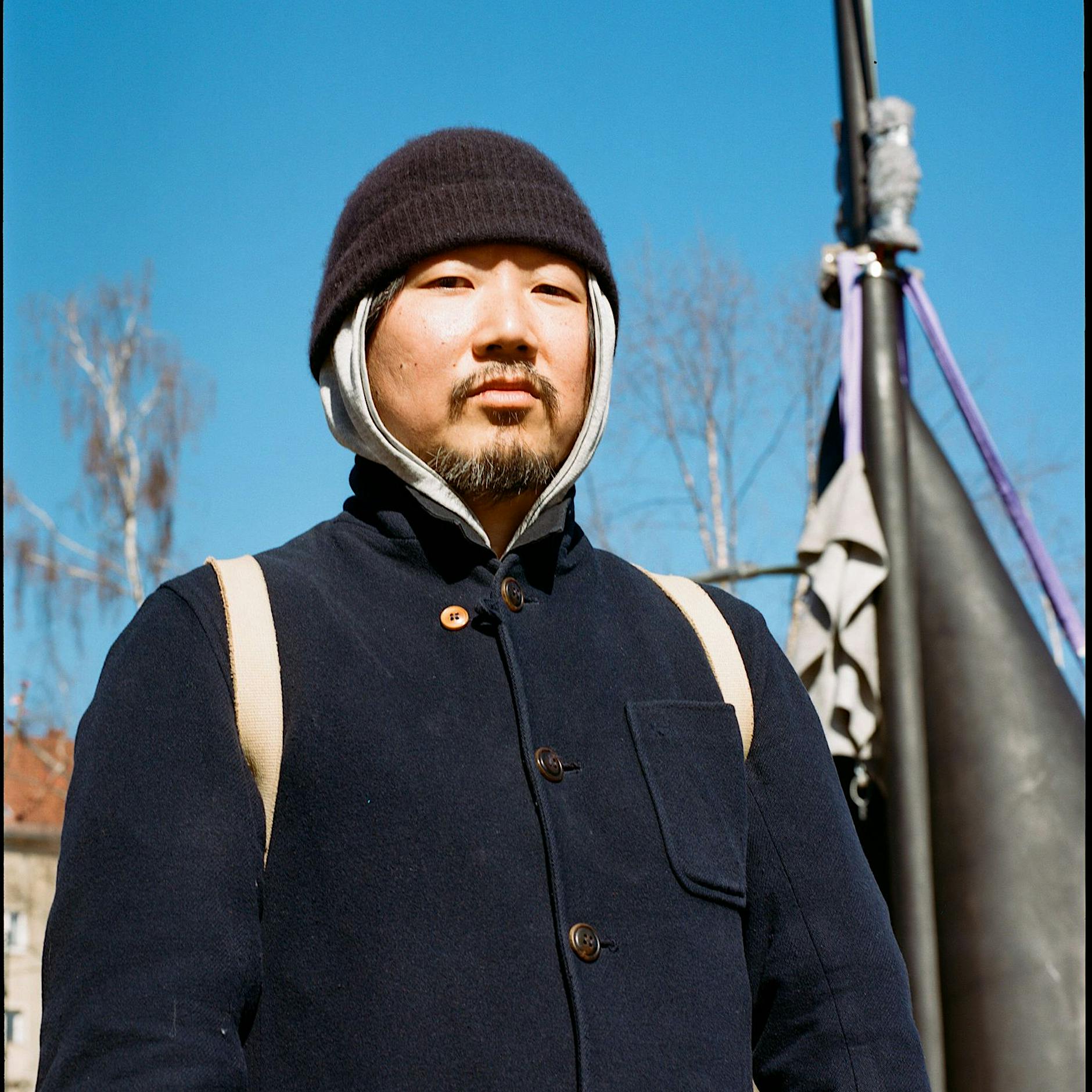 Eine Fahne entlarvt das Erbe des Kolonialismus