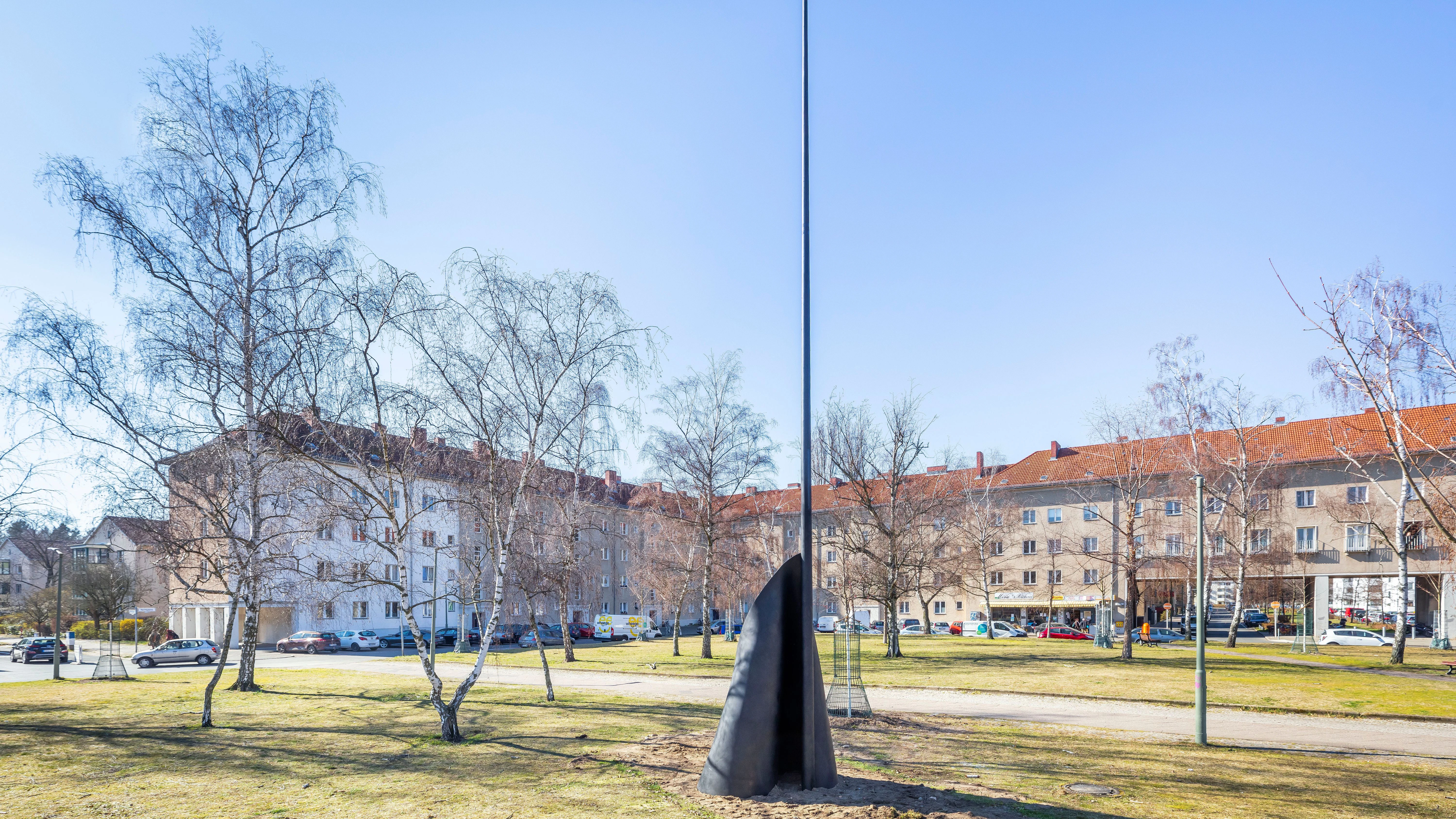 Die aufgestellte Installation „Statue of Limitations“
