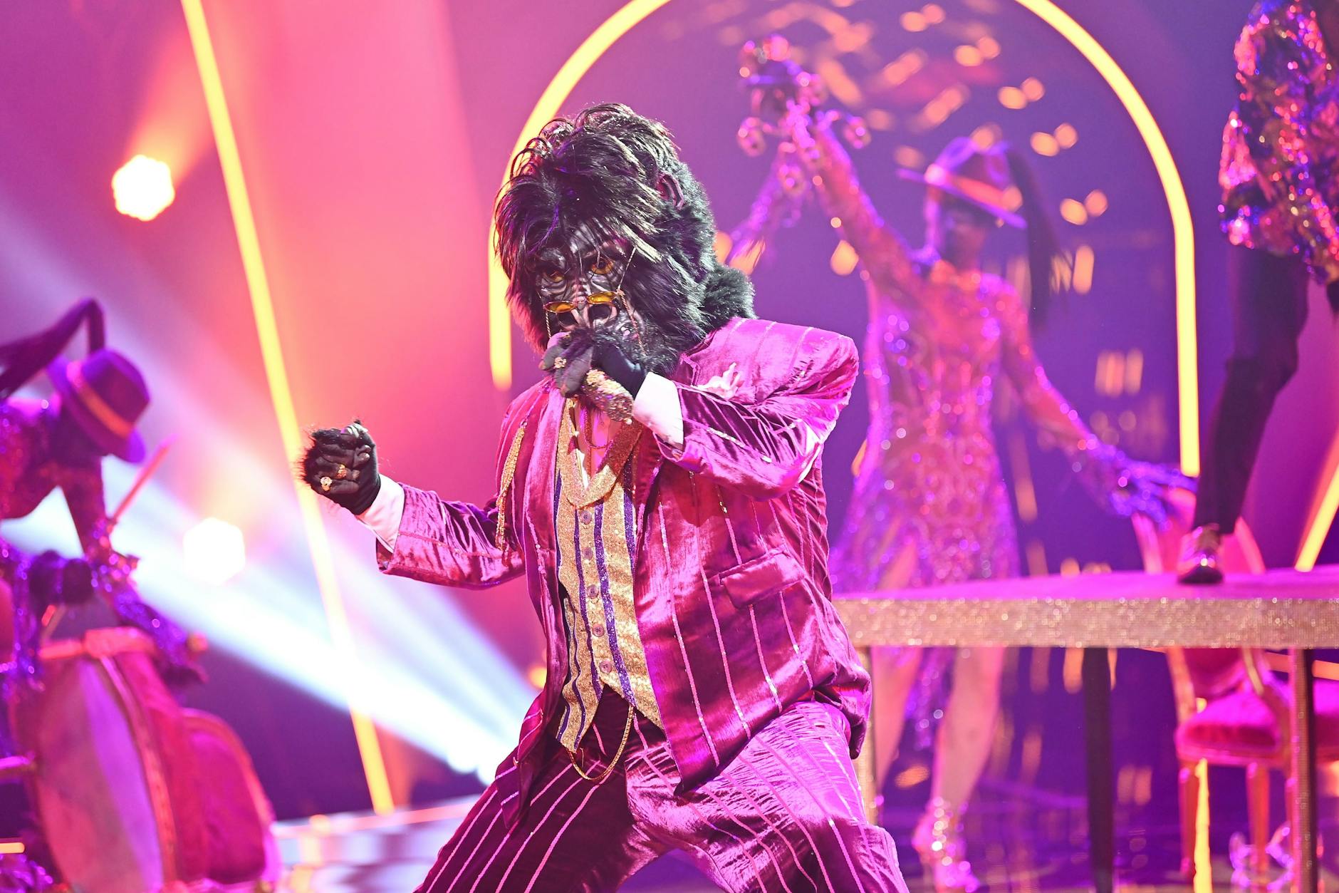Der Gorilla bei seinem Auftritt auf der Masked Singer-Bühne.