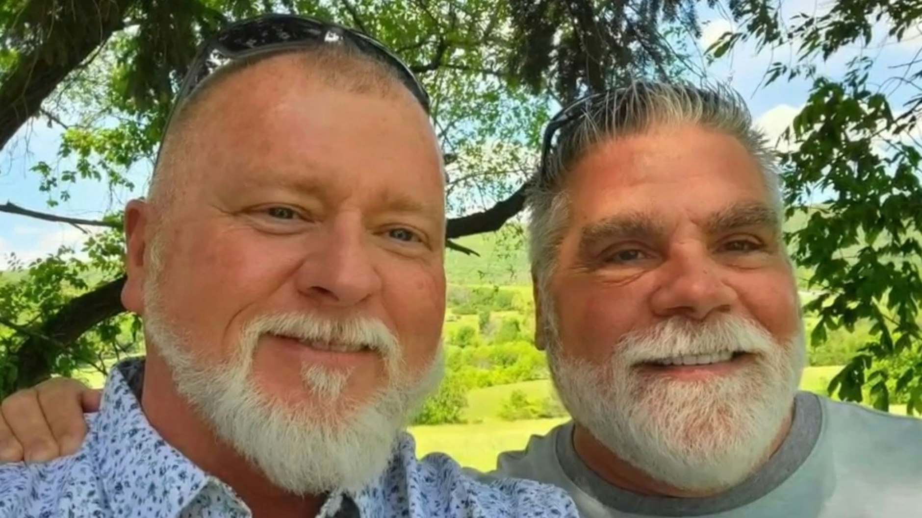 John Winn (links) und Steve Nichols geben Oscar ein neues Zuhause.