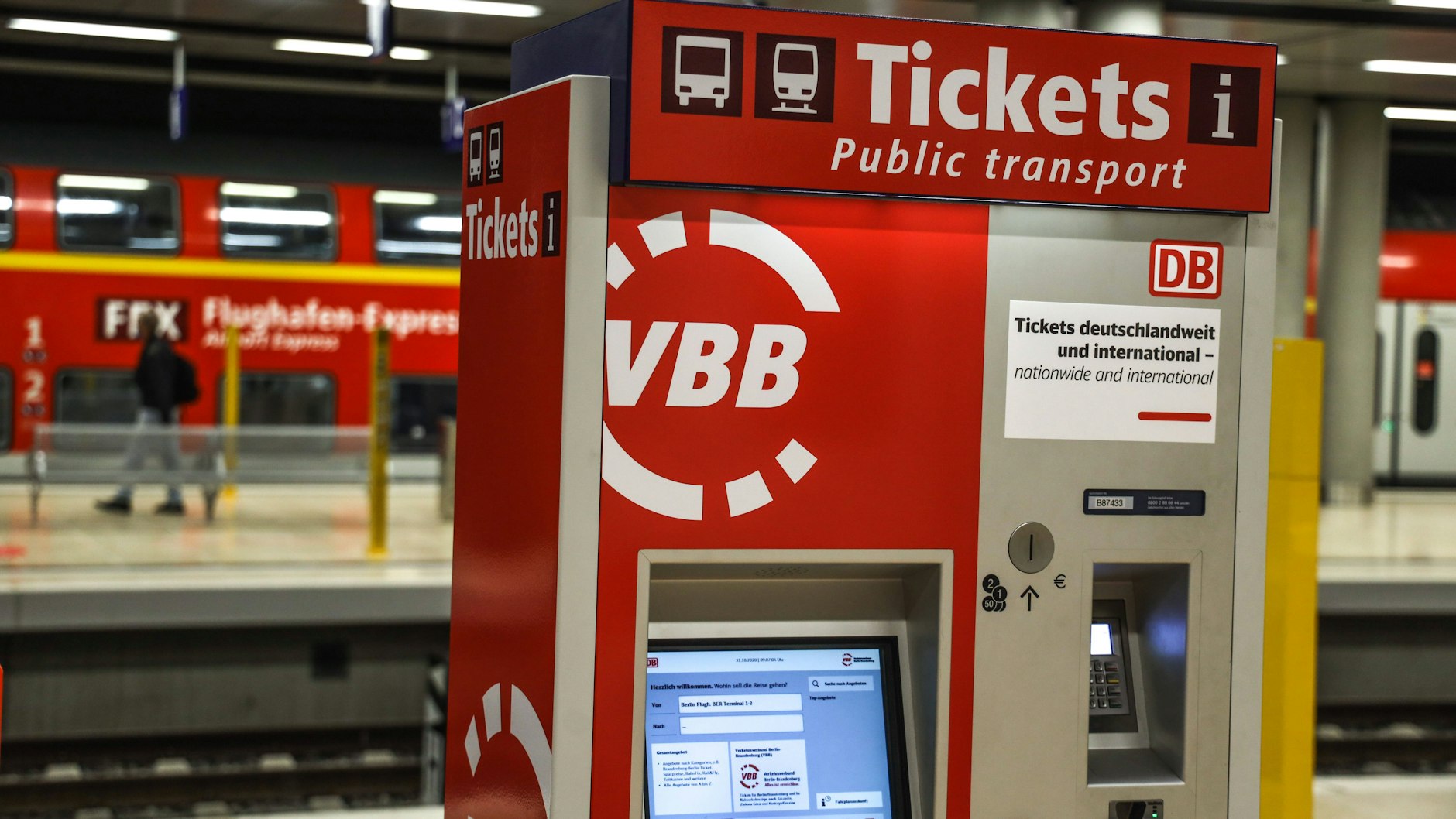 Hier gibt es Tickets für BVG, S-Bahn und Co. Ein Fahrscheinautomat im Bahnhof unter dem BER.