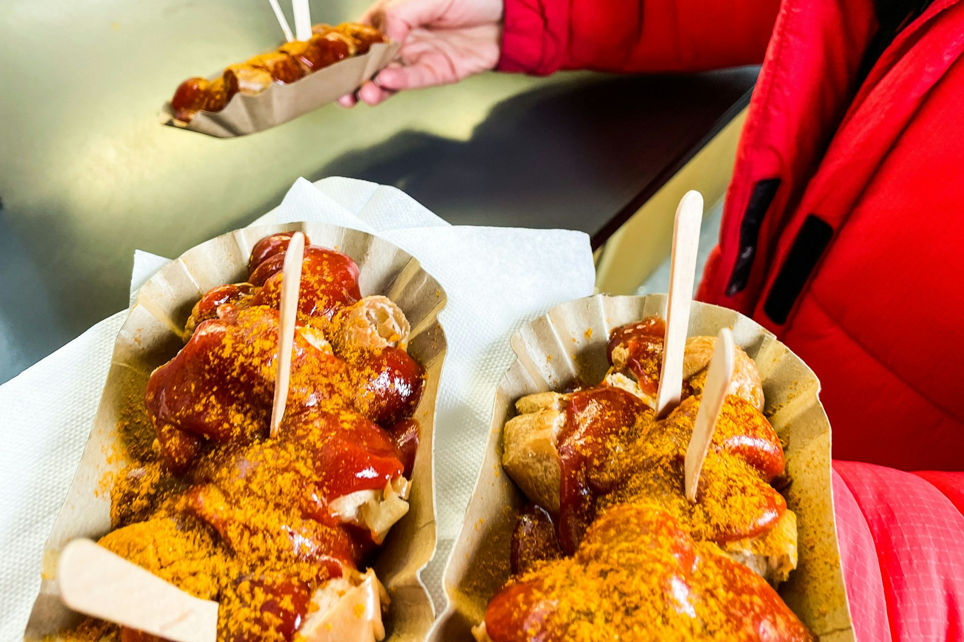 Muss wohl bei einer Berliner Food-Tour dabei sein: Currywurst von Konnopke's.