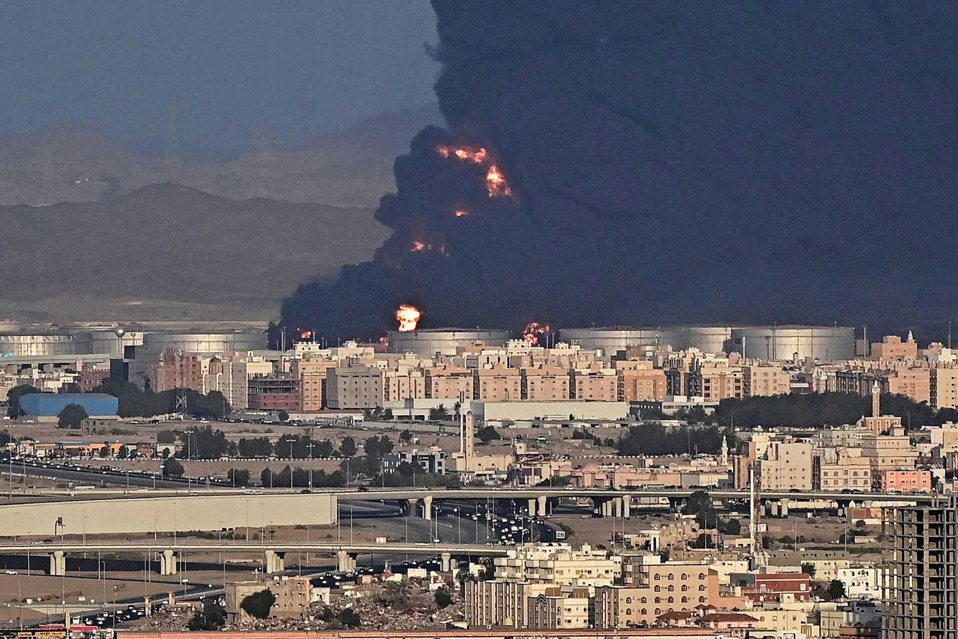 Das sorgt auch für Beunruhigung in der Formel 1: Eine riesige Rauchwolke steigt als Folge eines Raketenangriffs von einem brennenden Öllager in Jeddah auf.