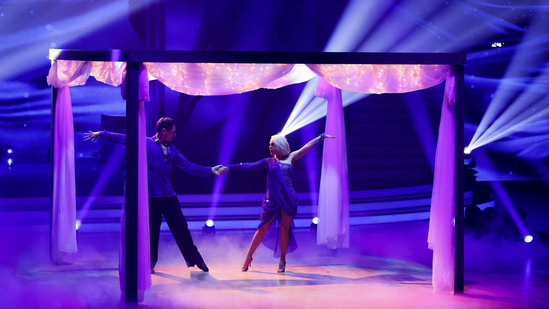 Sängerin Michelle tanzte bei „Let’s Dance“ mit Christian Polanc, muss nun aber verletzungsbedingt die Segel streichen.