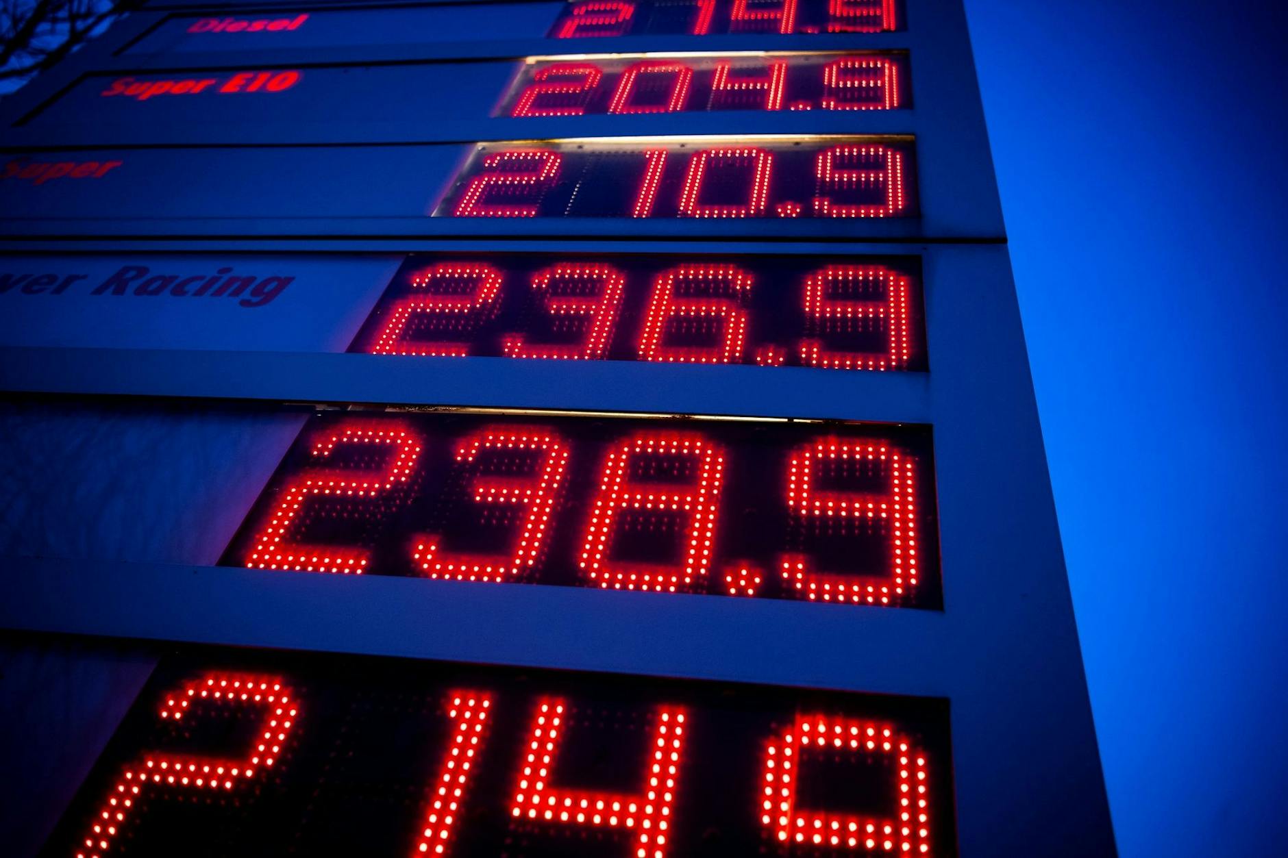 Die Spritpreise sollen nach Willen der Ampelkoalition weiter fallen.