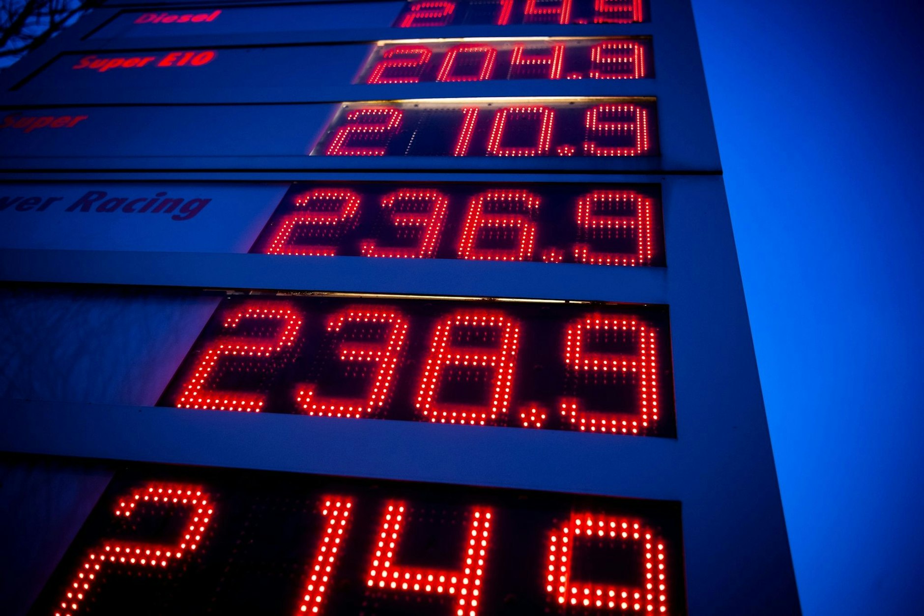 Die Spritpreise sollen nach Willen der Ampelkoalition weiter fallen.