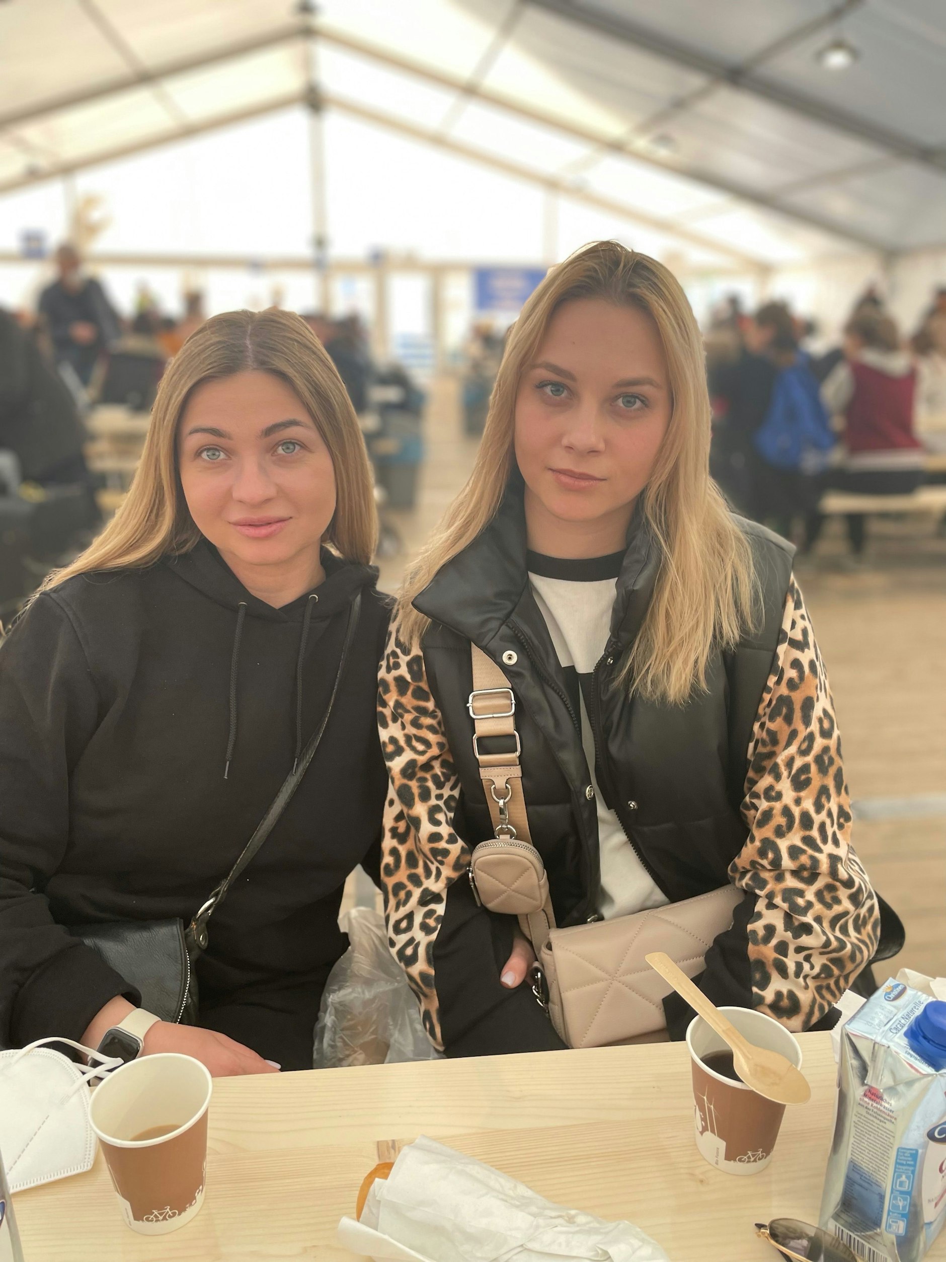 Dascha und Katja aus Kiew in dem Zelt des Berliner Senats am Washingtonplatz vor dem Berliner Hauptbahnhof.