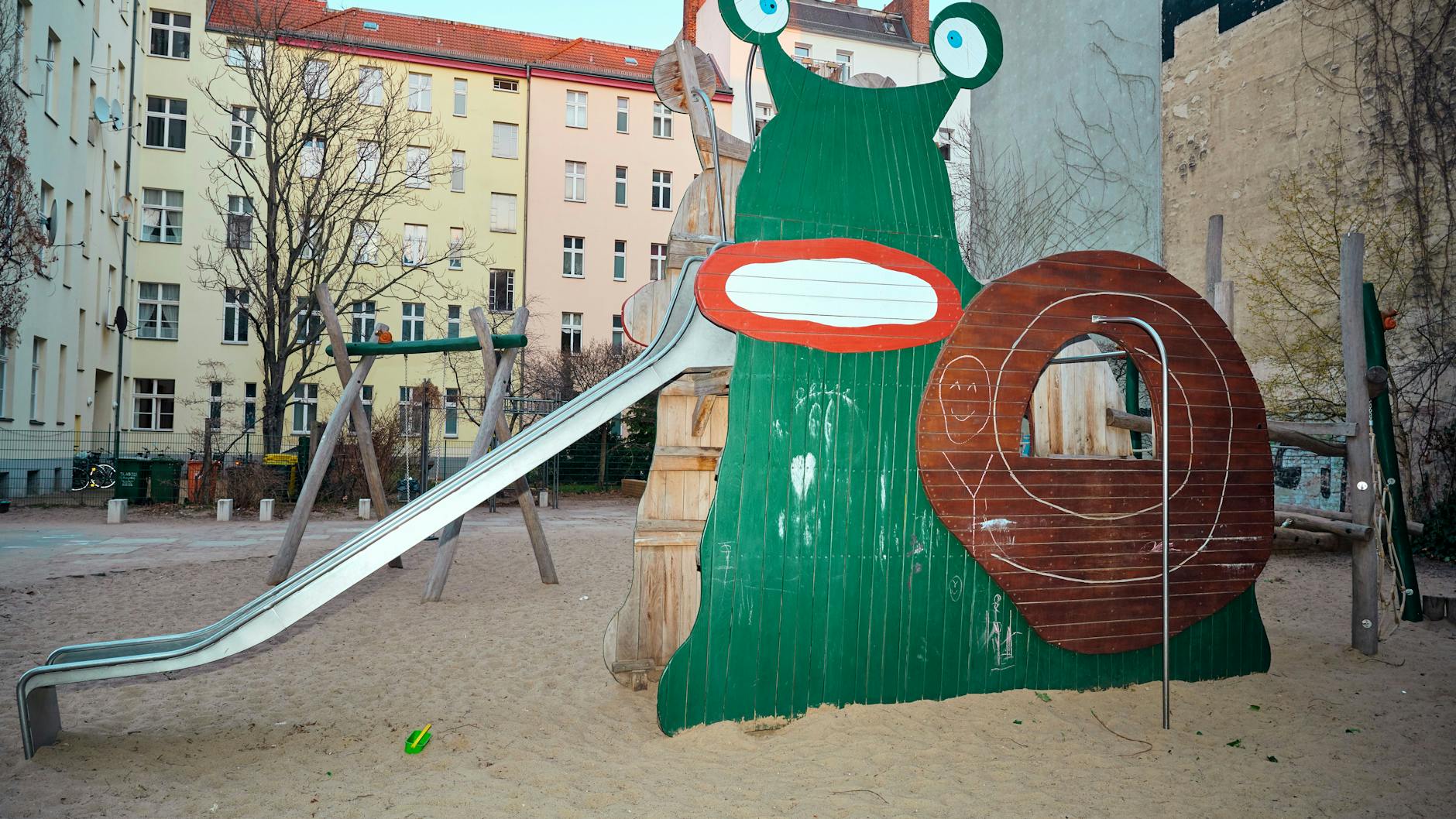 Schön ist das nicht: Das Schneckenmonster von Moabit mit aufgespritzten Lippen.