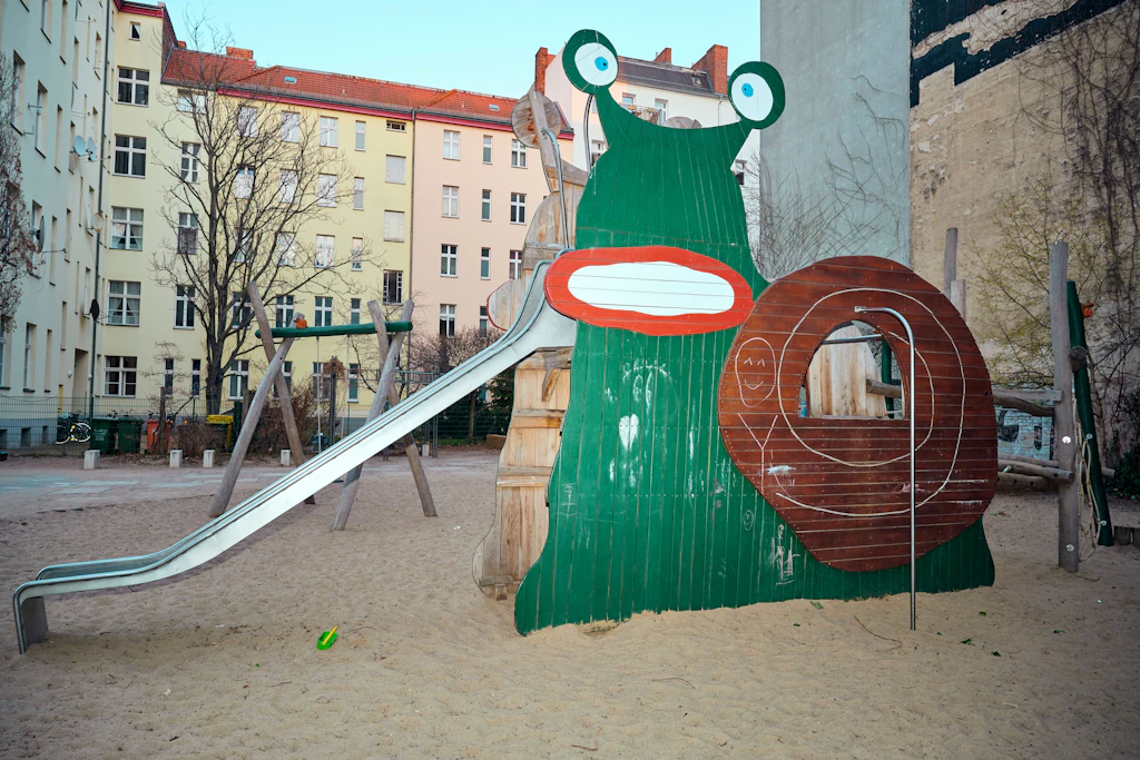 Die hässlichsten Spielplätze Berlins: Mit Knochenbruch und Hundekot