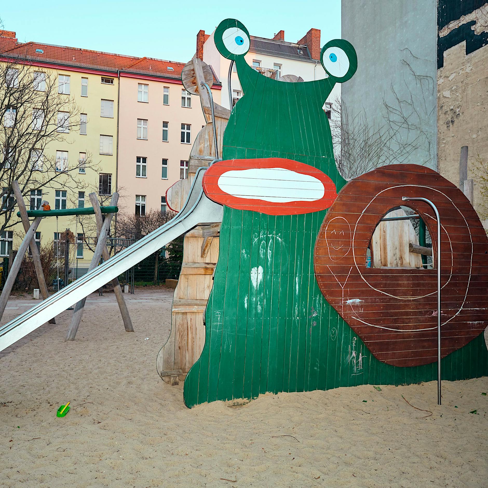 Die hässlichsten Spielplätze Berlins: Mit Knochenbruch und Hundekot