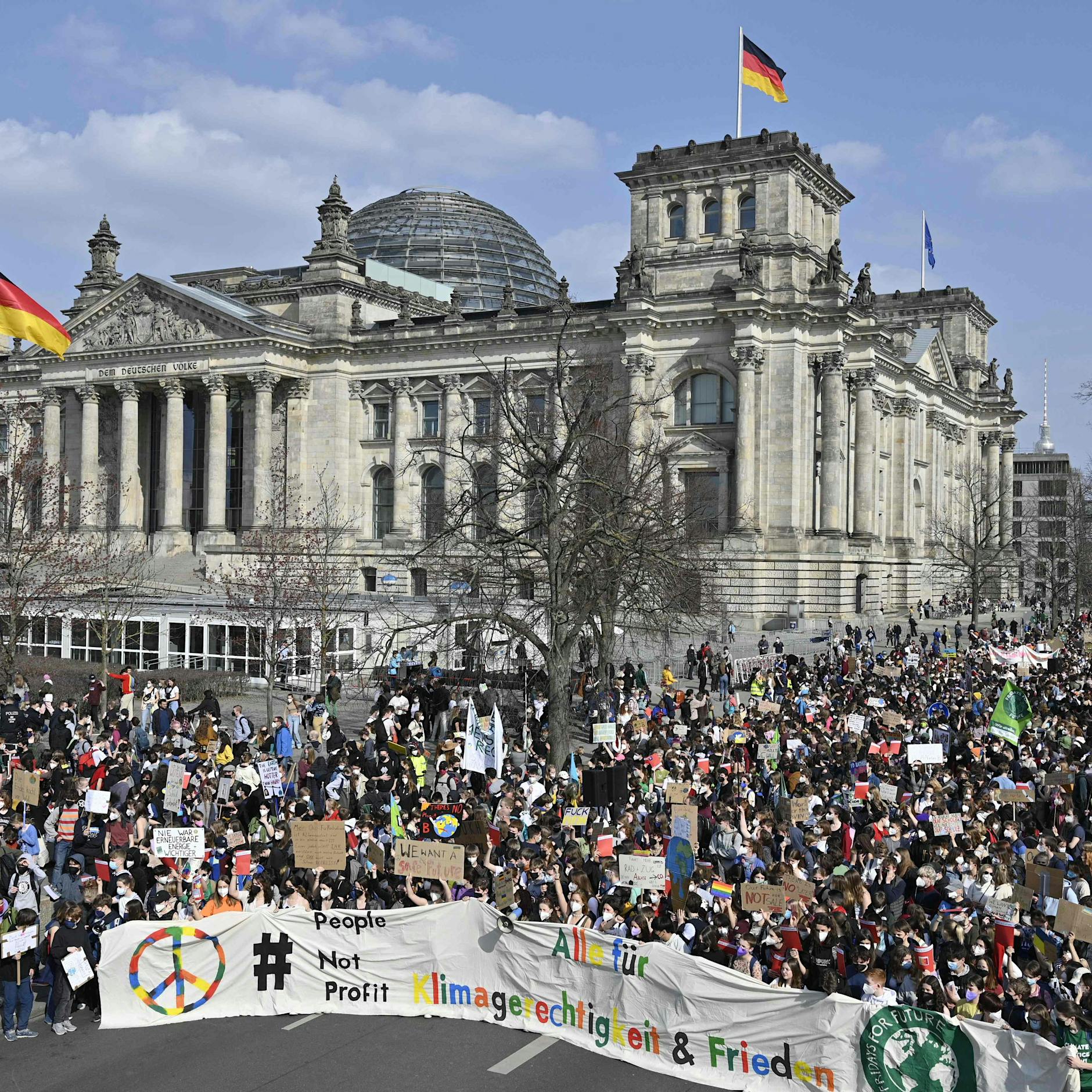 Klimastreik in Berlin: Tausende Menschen demonstrieren gegen den Krieg in der Ukraine und fossile Energieträger