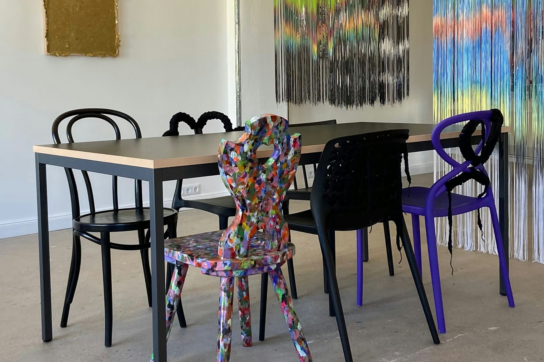 Keiner wie der Andere: Jeder Stuhl im „starstyling LOFT“ wird angepinselt oder umhäkelt.