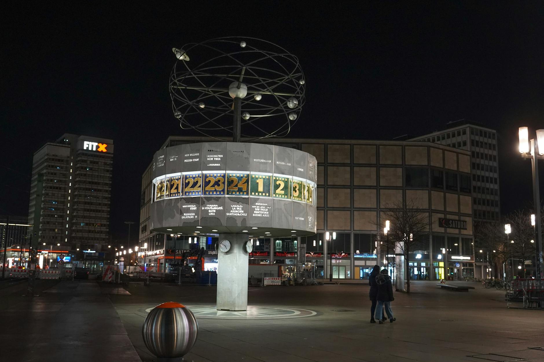 Blick auf die Weltzeituhr auf dem Alexanderplatz am frühen Morgen.