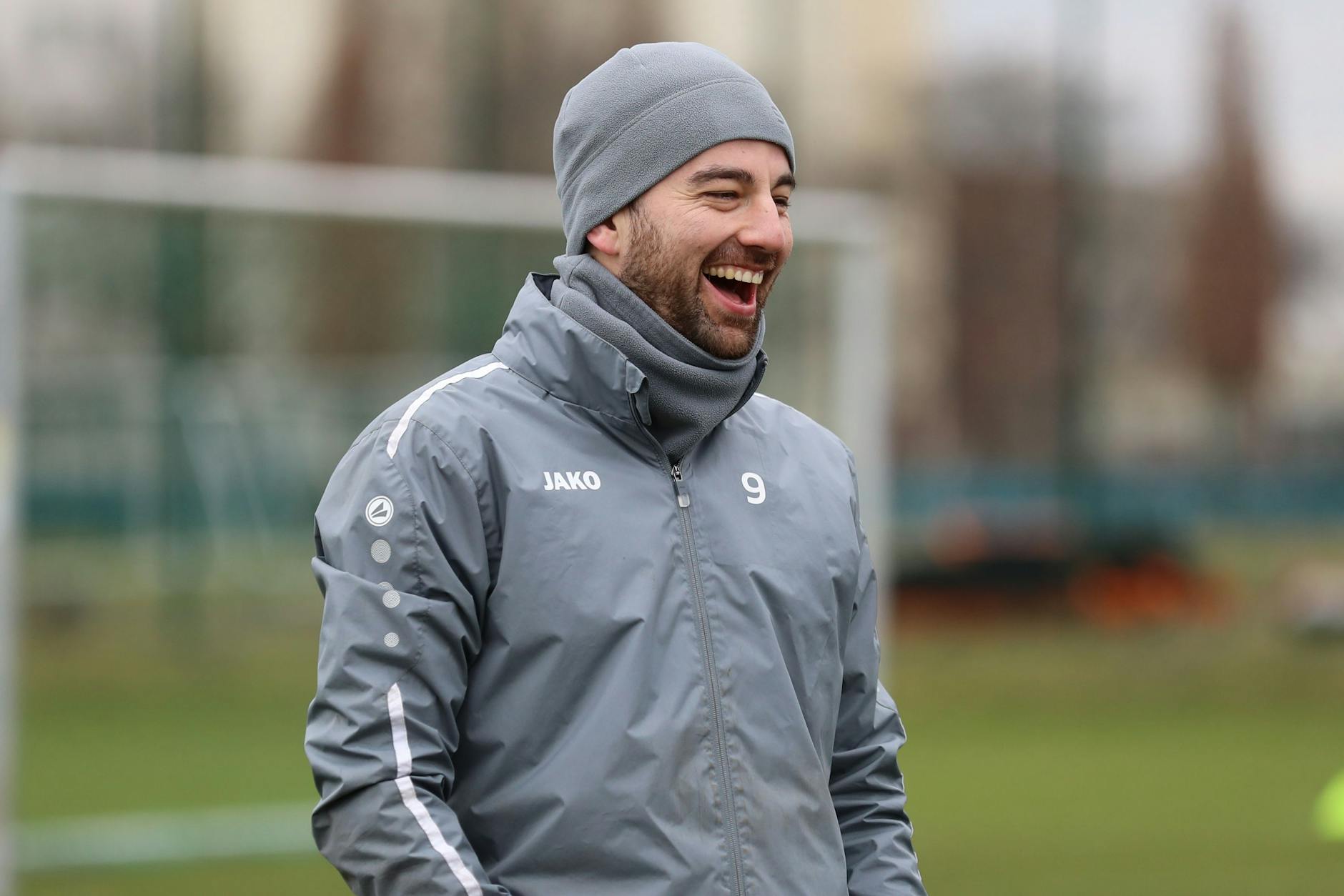 Morgens mit Mütze. Ist ja manchmal noch ein bisschen frisch. Aber die Aussicht auf ein freies Wochenende sorgt für blendende Laube bei BFC-Stürmer Christian Beck und seinen Kollegen.