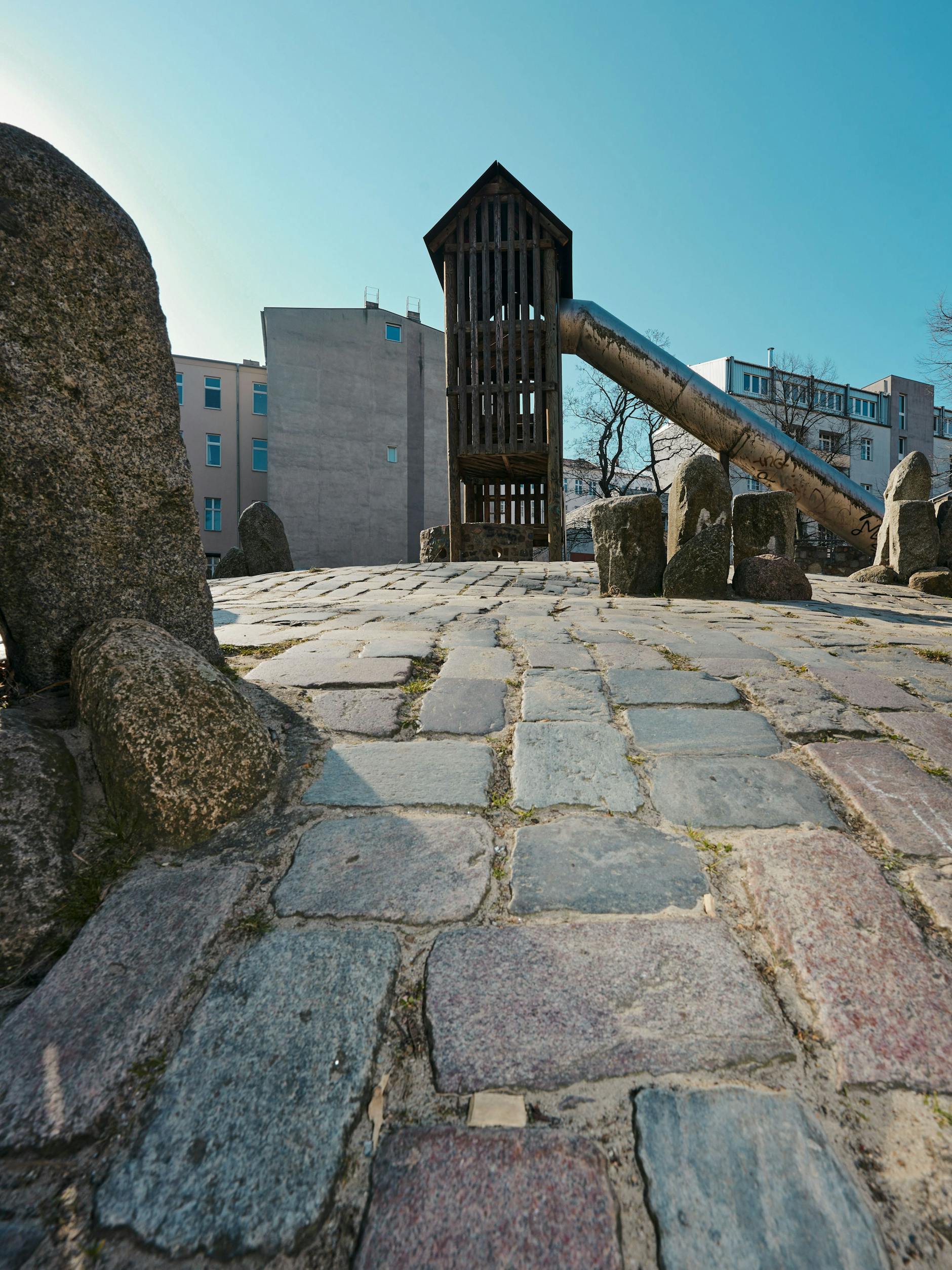 Ein Steinberg mit Grabmälern: Kein Wunder, dass hier wirklich mal eine Leiche verscharrt werde sollte.