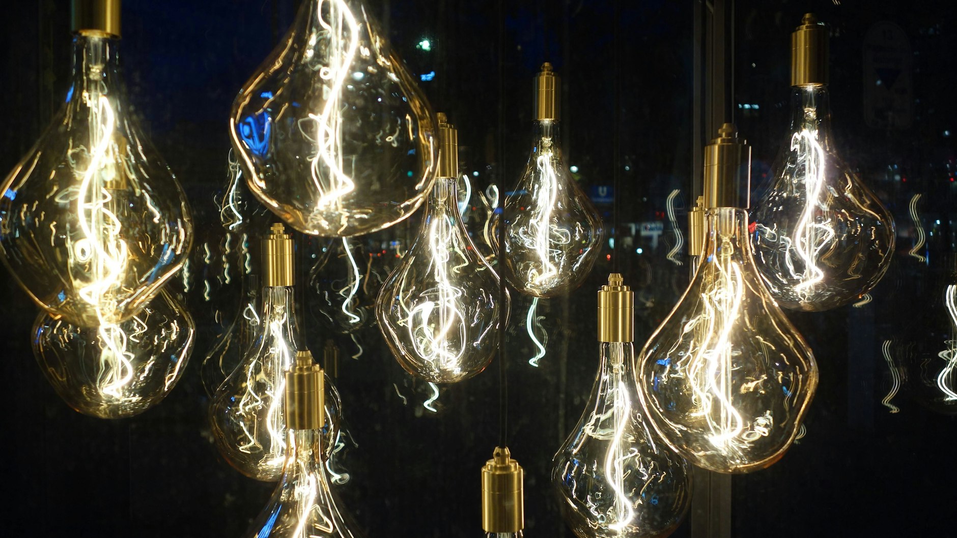 Mehrere 100 Euro lassen sich sparen, wenn man zu Hause konsequent auf LED-Licht setzt.