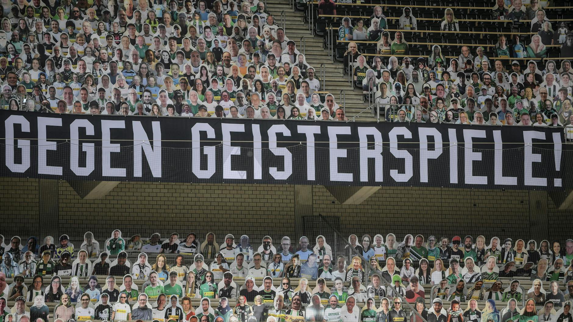 Pappfiguren im Stadion Borussia-Park in Mönchengladbach