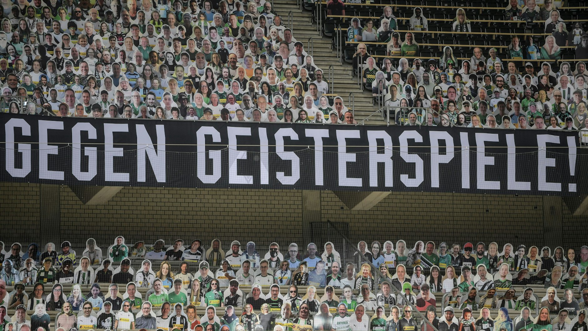 Pappfiguren im Stadion Borussia-Park in Mönchengladbach