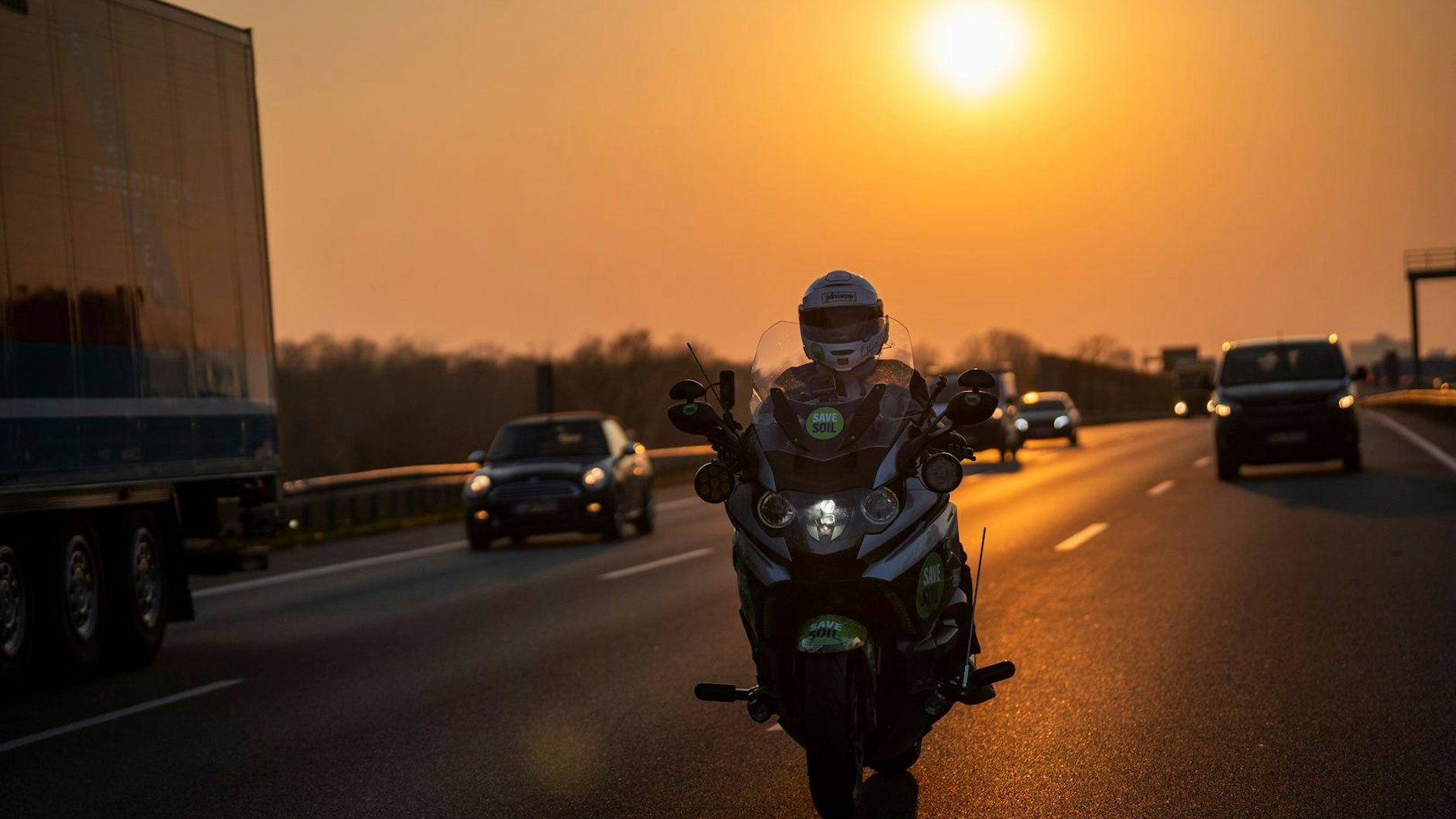 Sadhguru unterwegs. Easy Rider für mehr Umweltschutz. Die Böden der Welt brauchen mehr Pflege und Aufmerksamkeit.