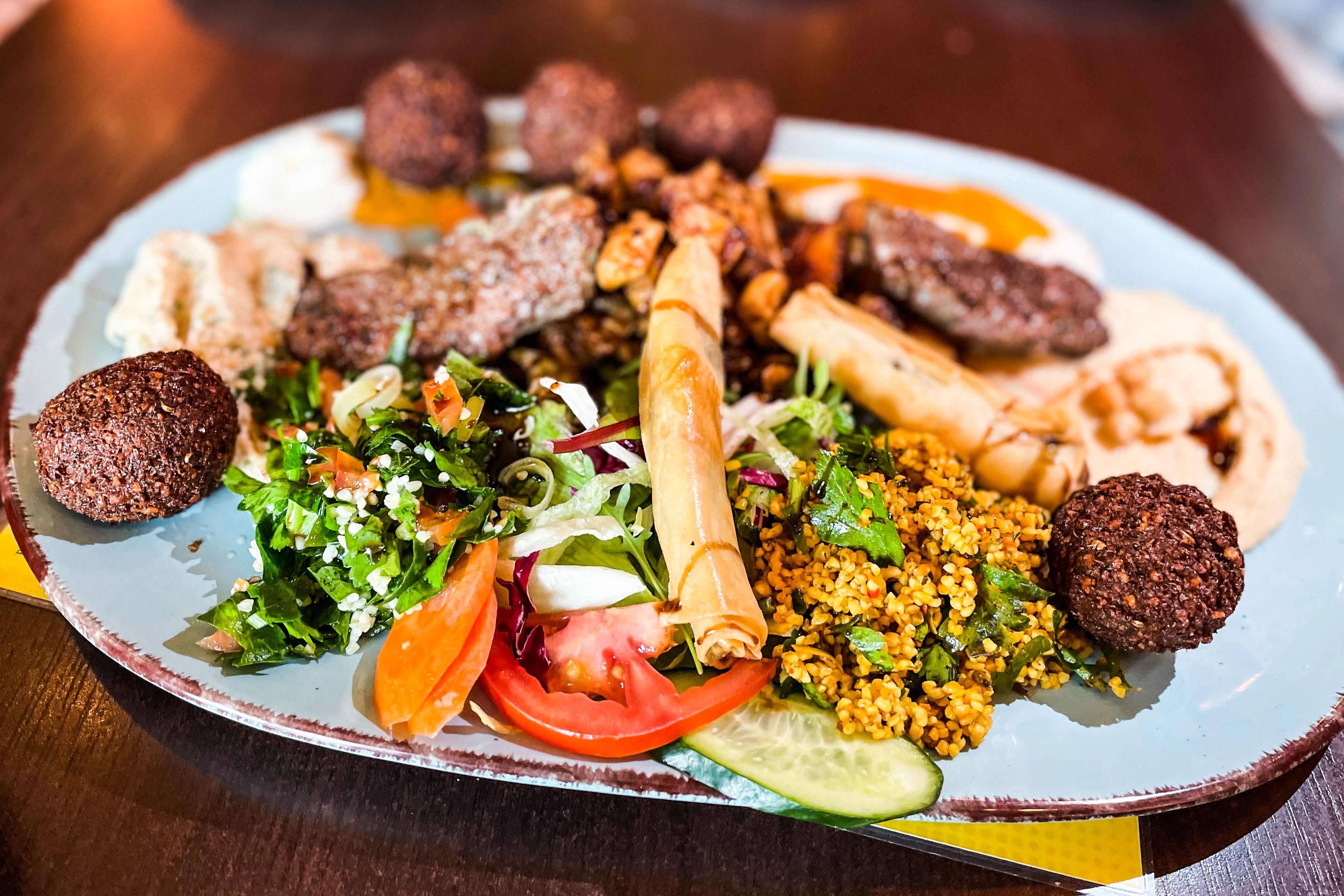 Der Mixteller des irakischen Fast-Food-Ladens Zweistrom Land in der Danziger Straße.