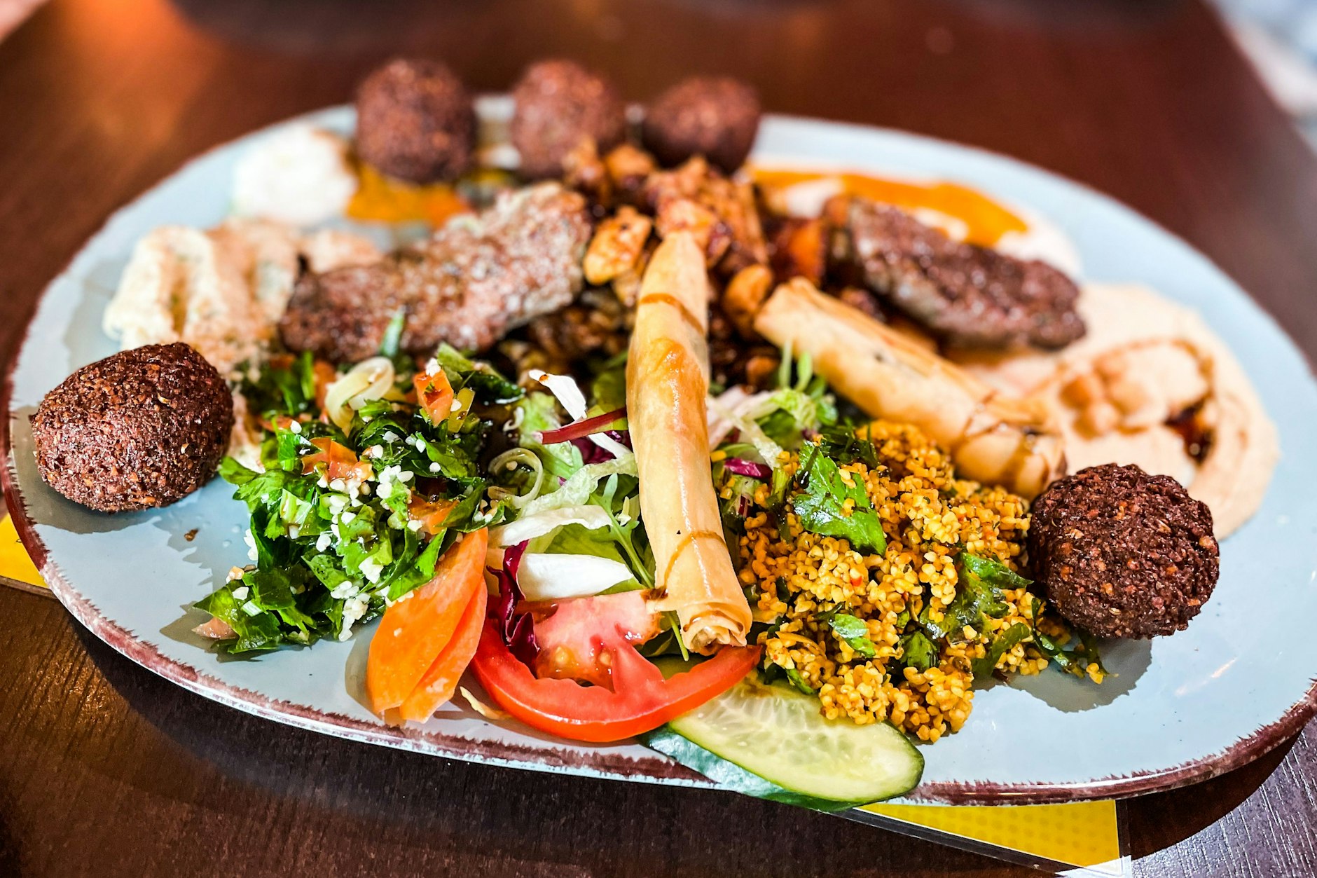 Der Mixteller des irakischen Fast-Food-Ladens Zweistrom Land in der Danziger Straße.