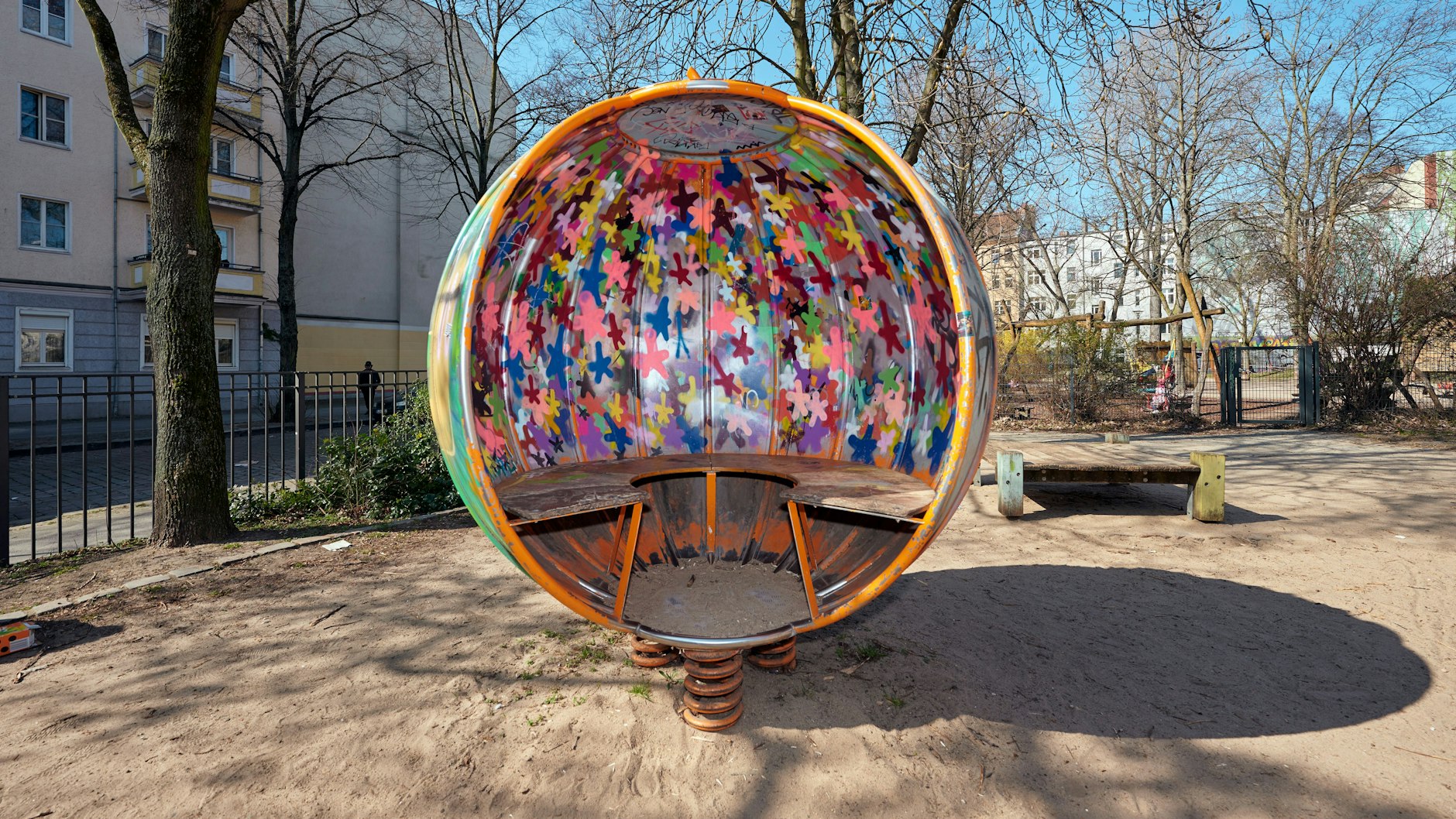 Gefedertes Ungemach in Signalfarben: Gerät diese Sitzkapsel ins Schwingen, könnte es Verletzte geben.