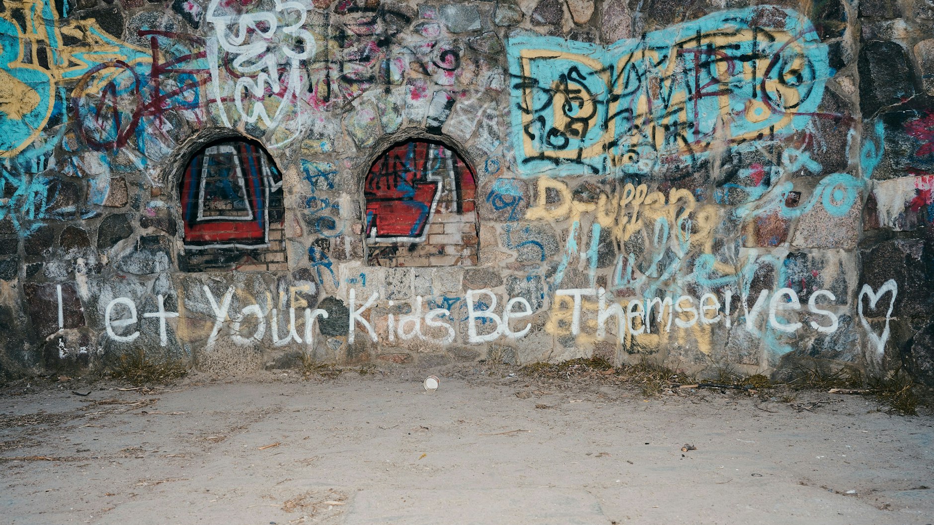 Ghettostyle, Rattenplage und eine Leiche: Wer diesen Spielplatz überlebt, der schafft es überall.
