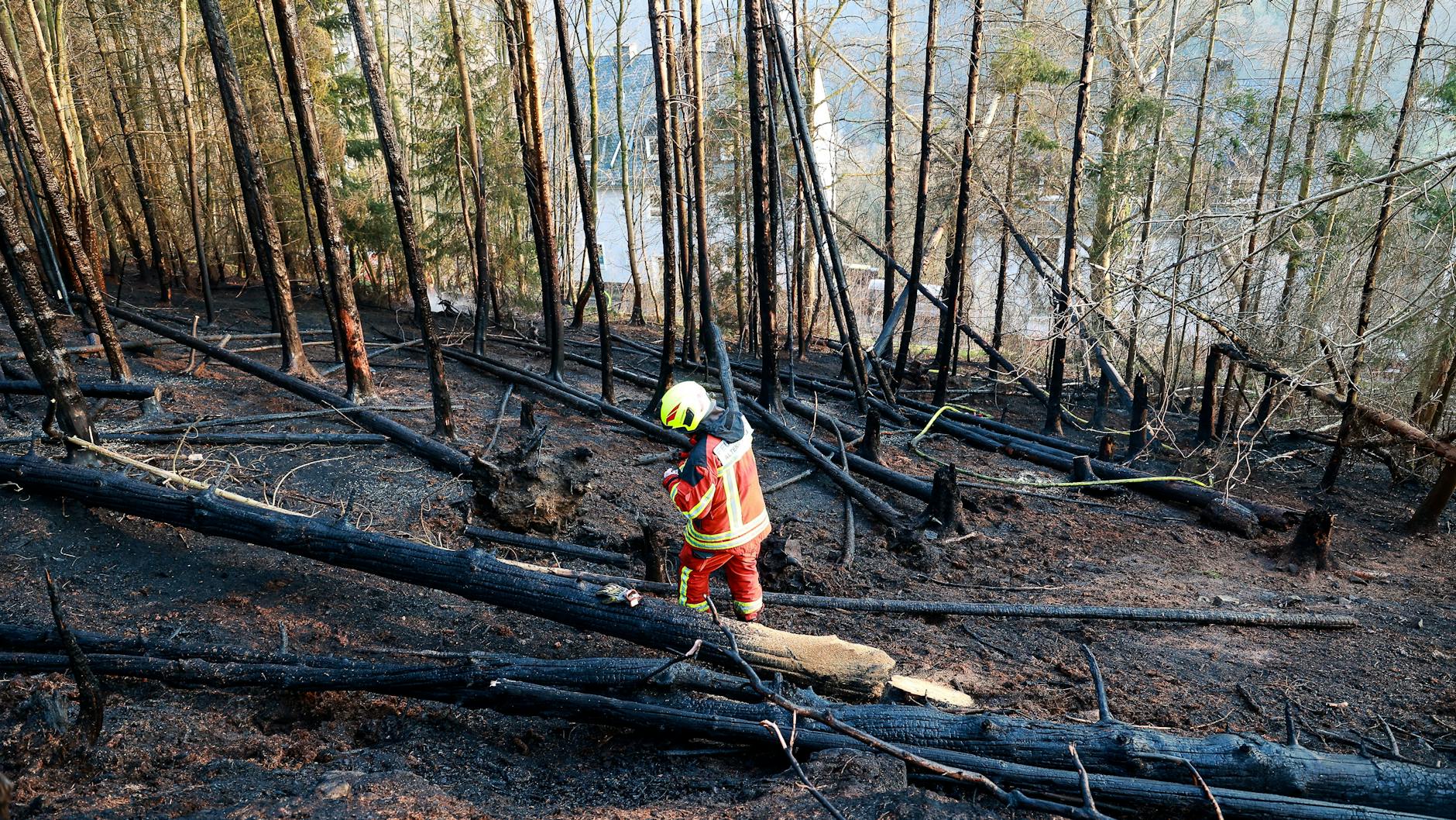 Die Feuerwehr konnte den Brand in Altena (Nordrhein-Westfalen) nach zweieinhalb Stunden löschen.