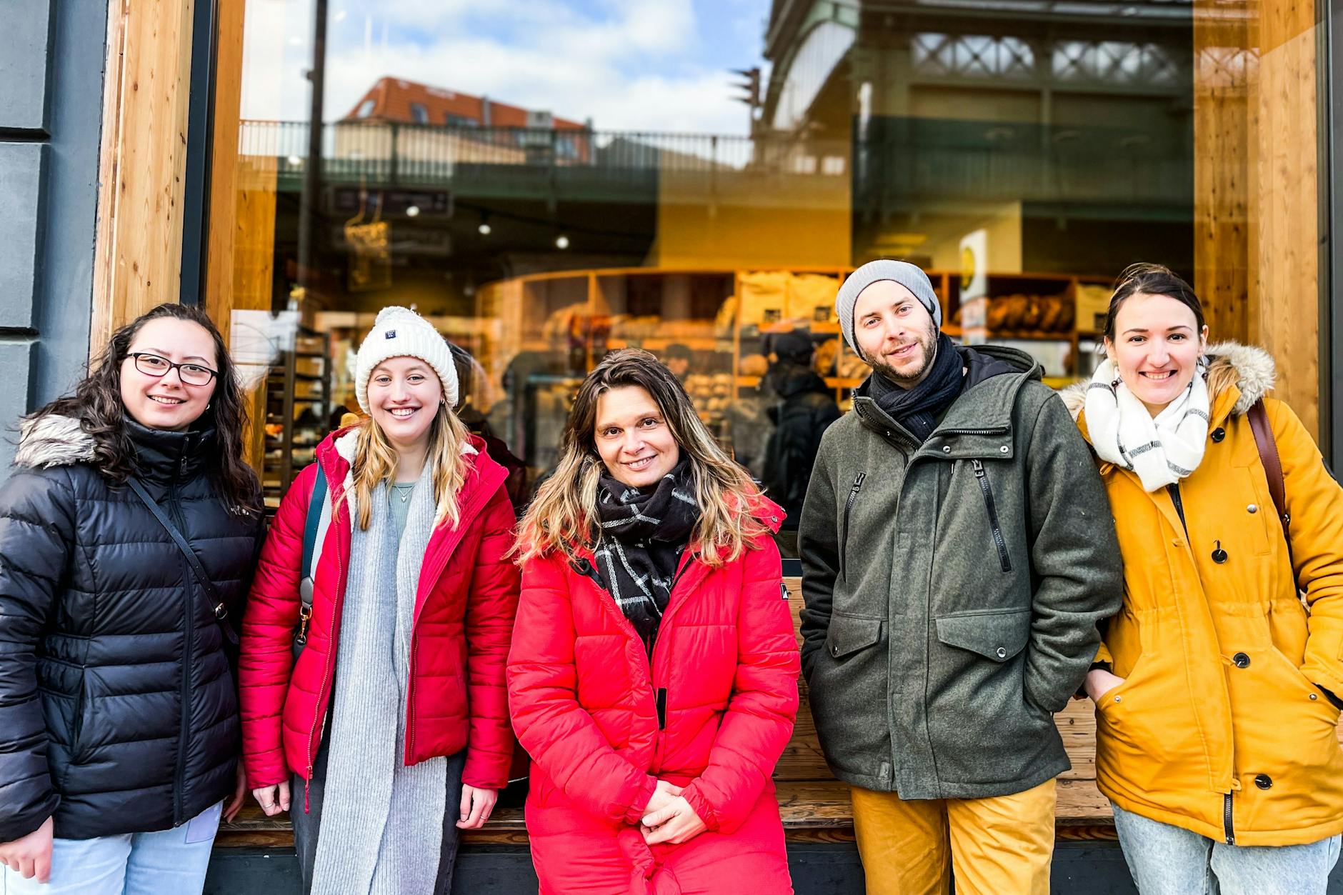 Seit fünf Jahren leitet Violeta D. Salama (mitte) Foodtours durch Berlin. In ihrer heutigen Gruppe sind Laura Moos und Megan McGhee aus Schottland (links) und Adam Aczél und Lili Kelemen aus Ungarn (rechts) dabei.
