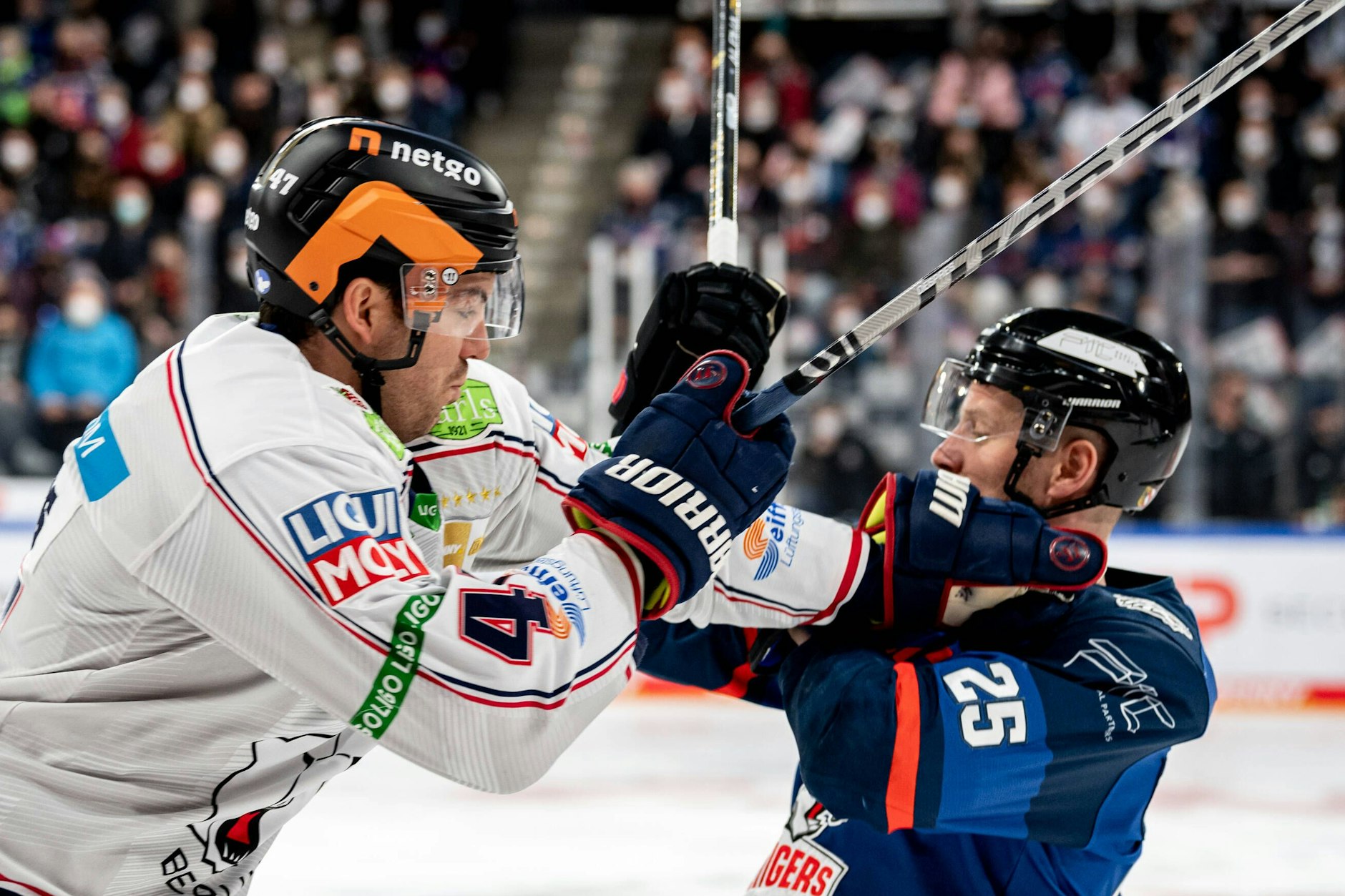 Eisbär Simon Despres (l.) zeigt Nürnbergs Daniel Schmölz unmissverständlich an, dass er besser Abstand hält...