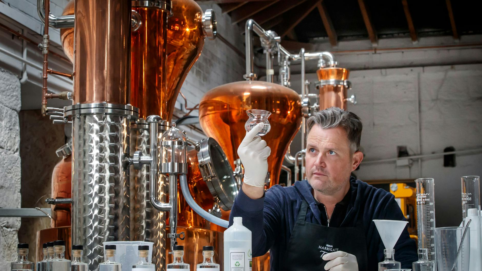 Steven Green stellt in seiner Gin-Destillerie in Nord-Yorkshire Handdesinfektionsmittel her.