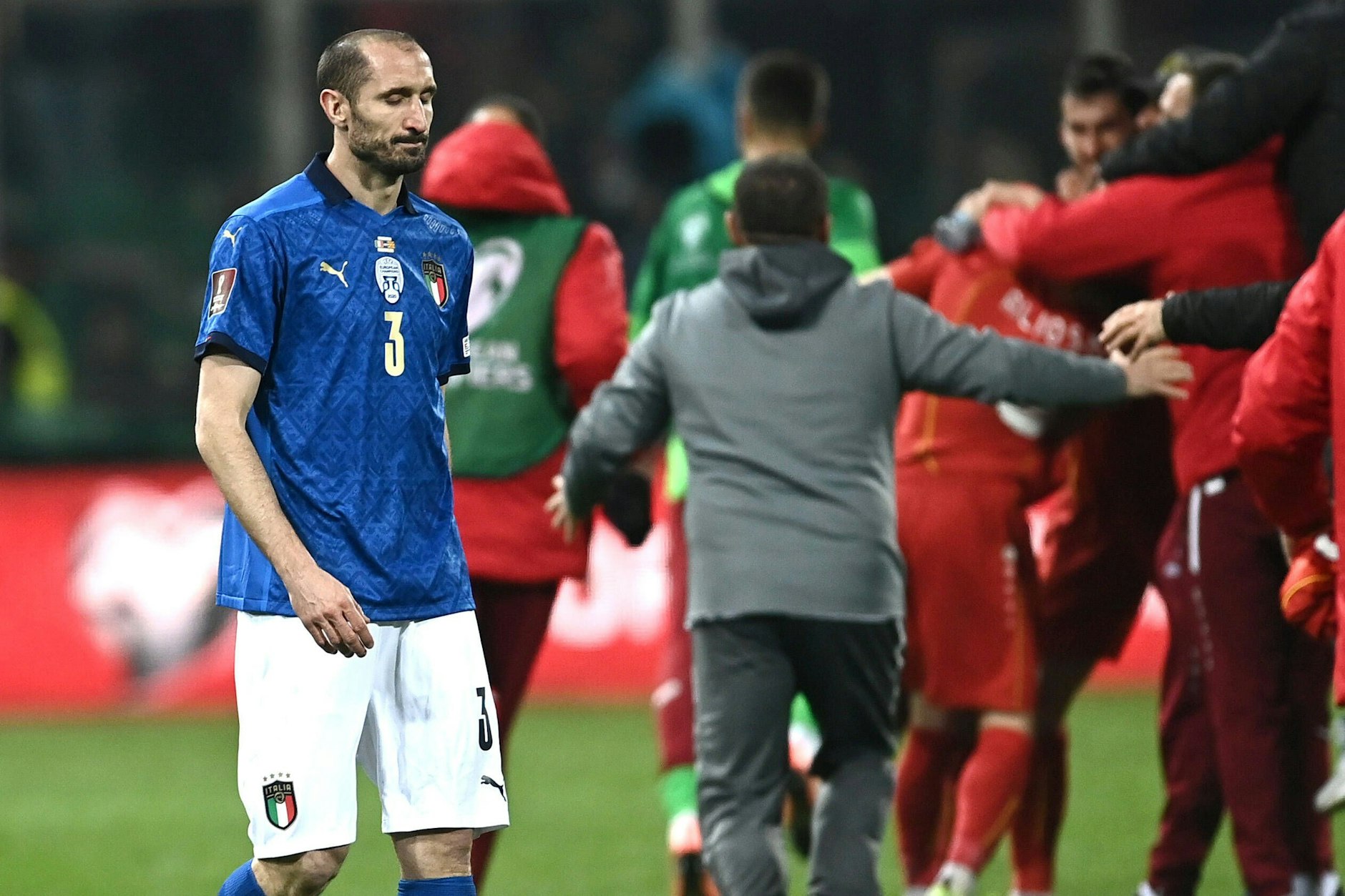 Italiens Kapitän Giorgio Chiellini geht mit gesenktem Kopf und geschlossenen Augen vom Platz.