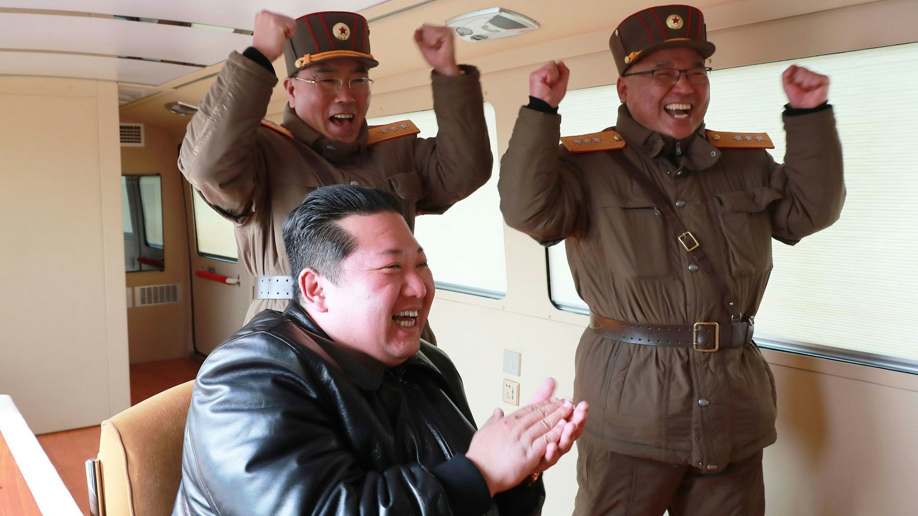 Kim Jong Un persönlich beobachtete den Raketentest, wie dieses Foto der staatlichen nordkoreanischen Nachrichtenagentur KCNA zeigen soll.
