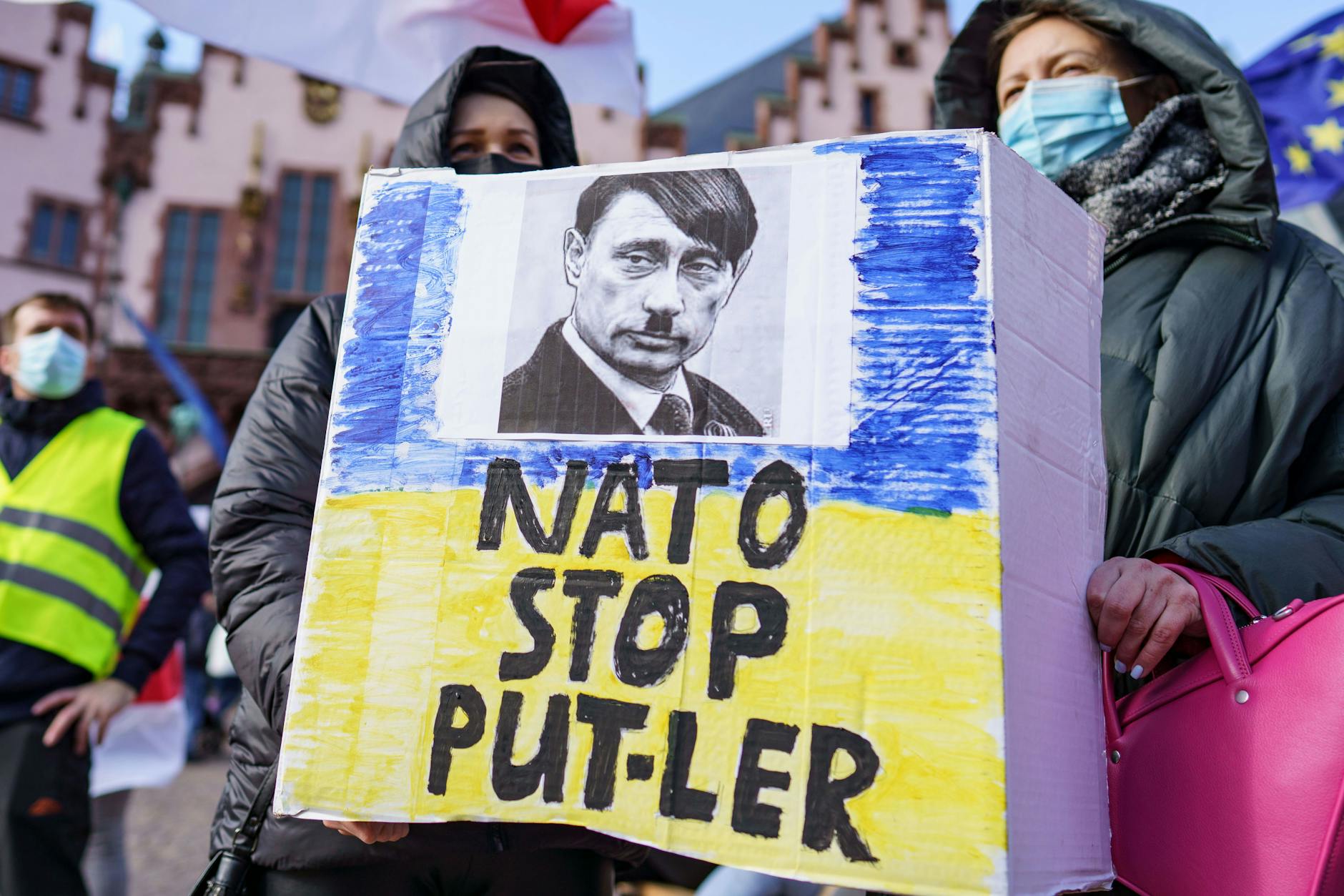 Demonstrantinnen mit Putler-Plakat bei einer Kundgebung auf dem Römerberg in Frankfurt/Main
