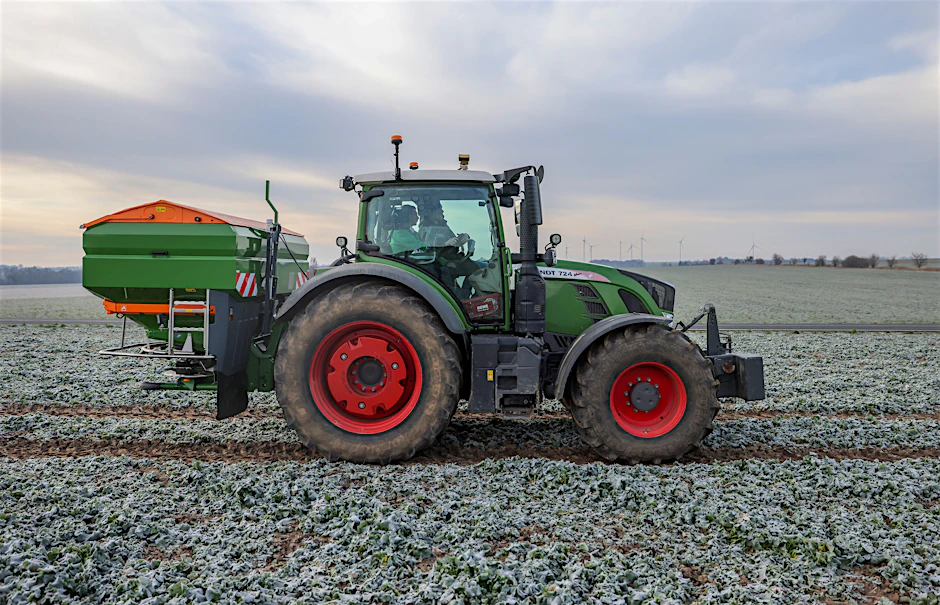 Ein Bauer düngt sein Feld.&nbsp;Die Düngerpreise sind vor dem Hintergrund des Kriegs in der Ukraine und dessen Auswirkungen auf die internationalen Handelsströme auf ein Rekordhoch gestiegen.