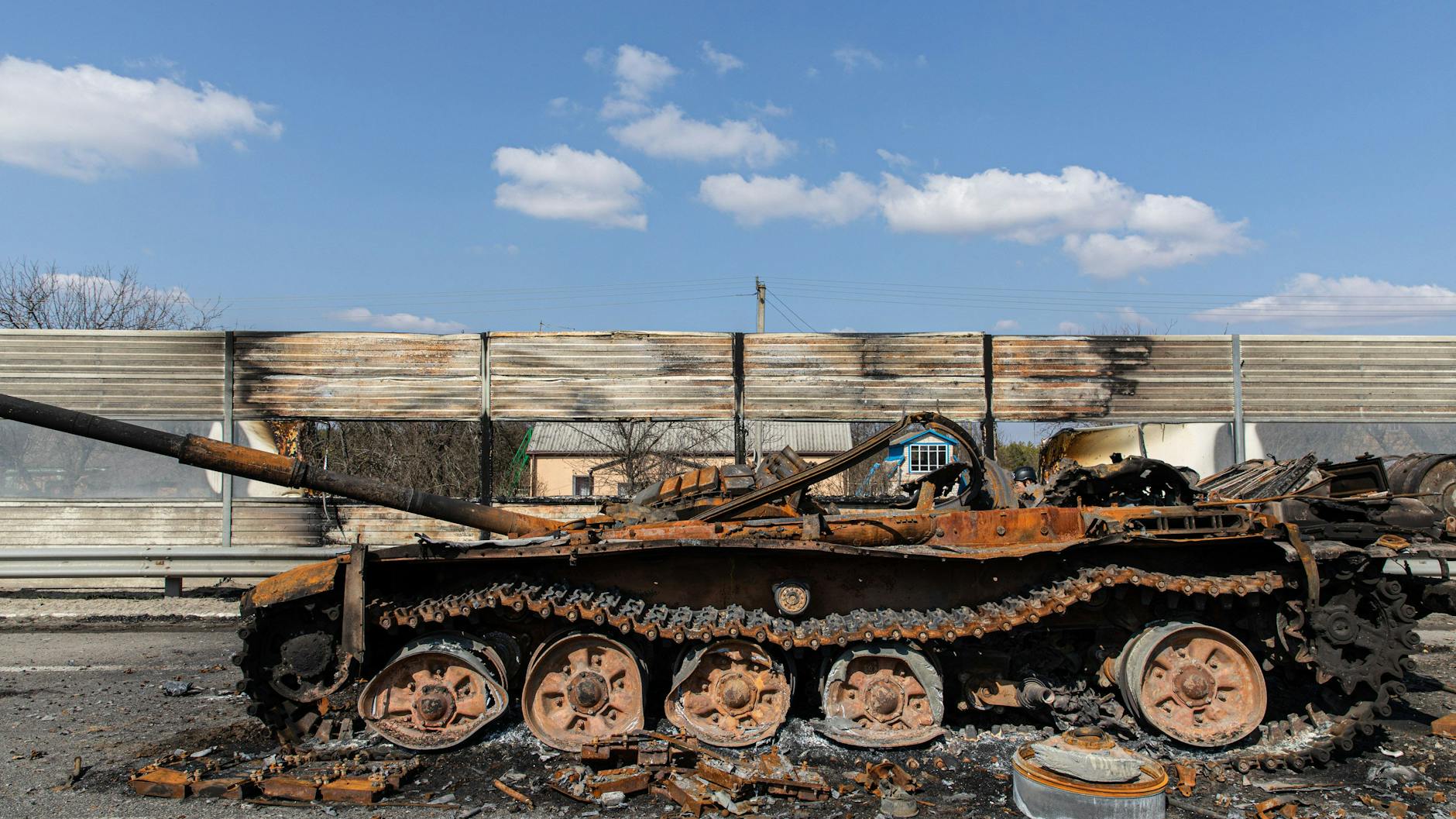 Ein völlig zerstörter russischer T-72-Kampfpanzer nahe Kiew.