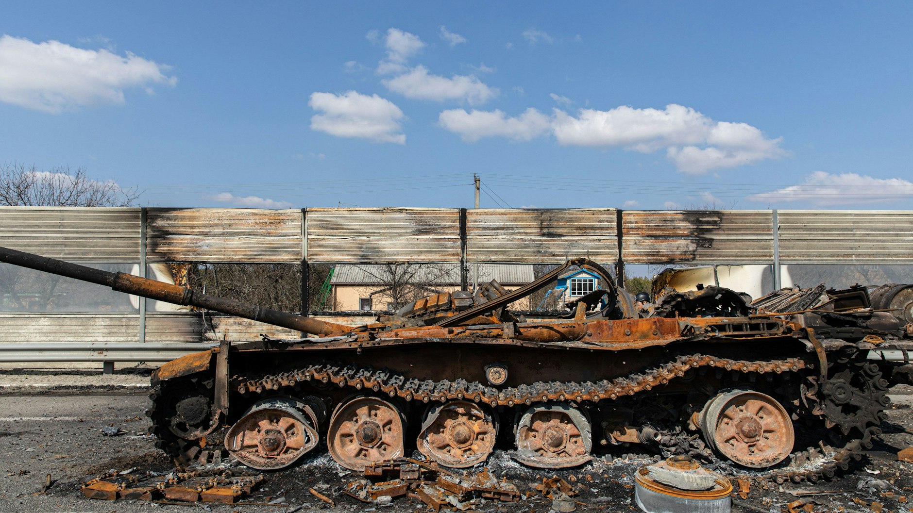 Ein völlig zerstörter russischer T-72-Kampfpanzer nahe Kiew.  
