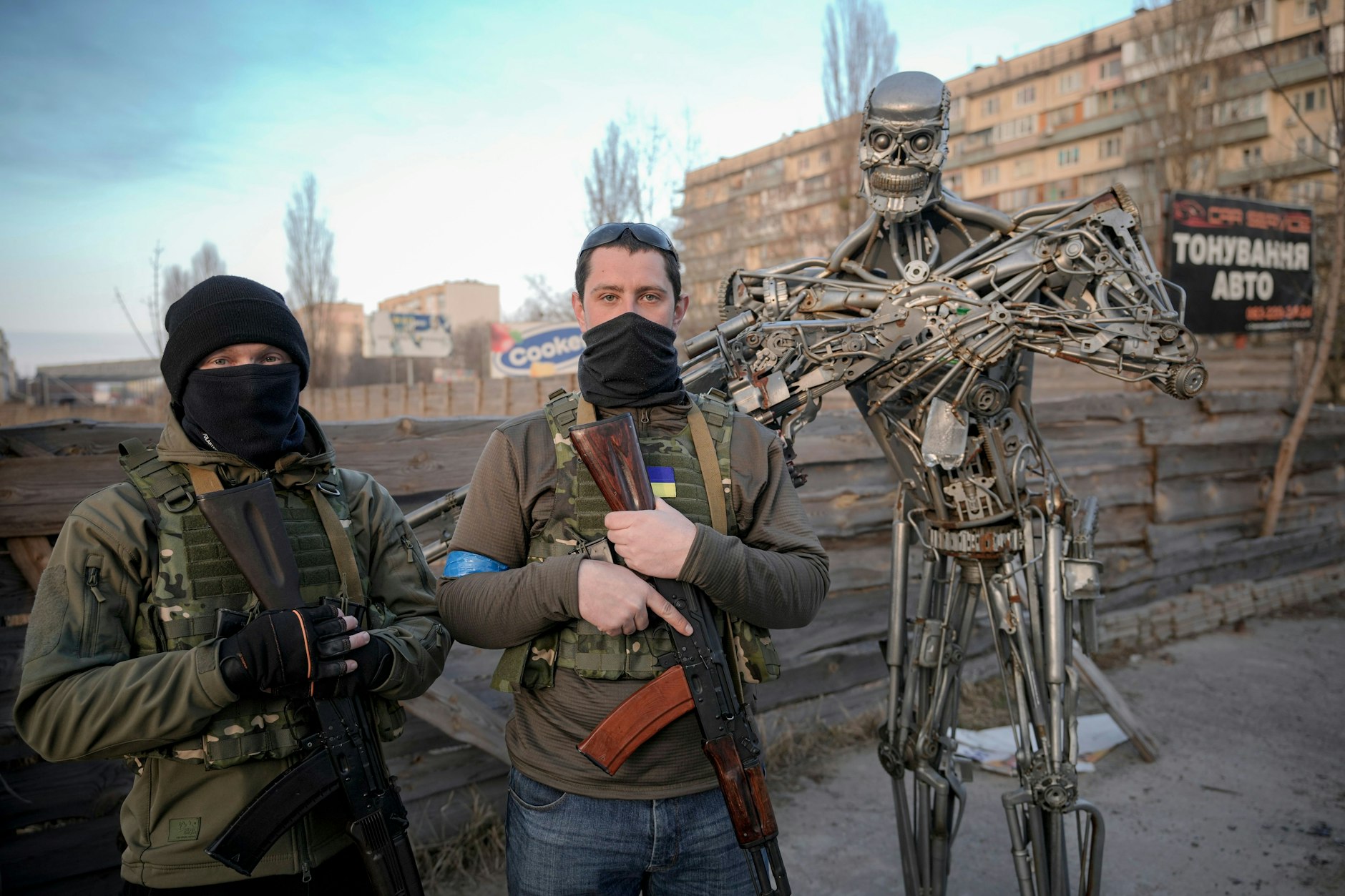 Zwei ukrainische Freiwillige bewachen einen Kontrollpunkt in Kiew.