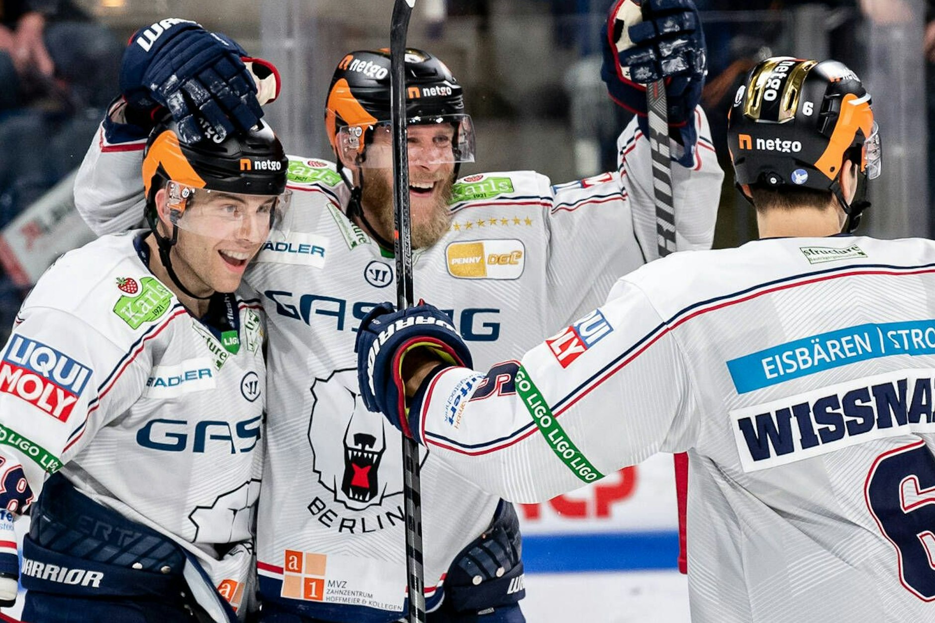 Die Eisbären feiern nach dem 2:1 am Freitag in Nürnberg den strahlenden Siegtor-Schütze Nicholas Jensen.